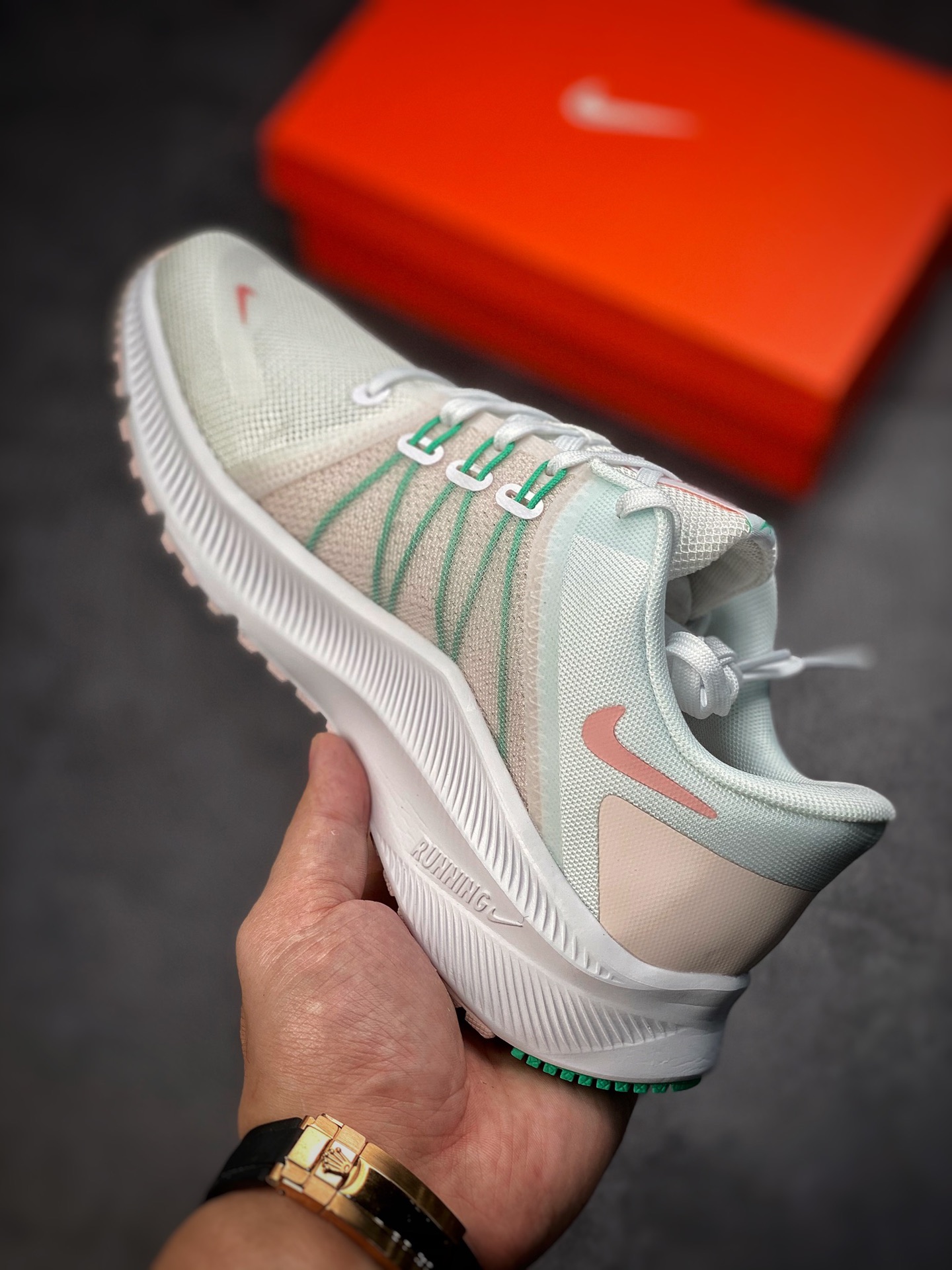 180 Nike Quest 4极速4代 网面透气 时尚休闲跑步鞋 简约高科技设计采用多层材料DA1106-105