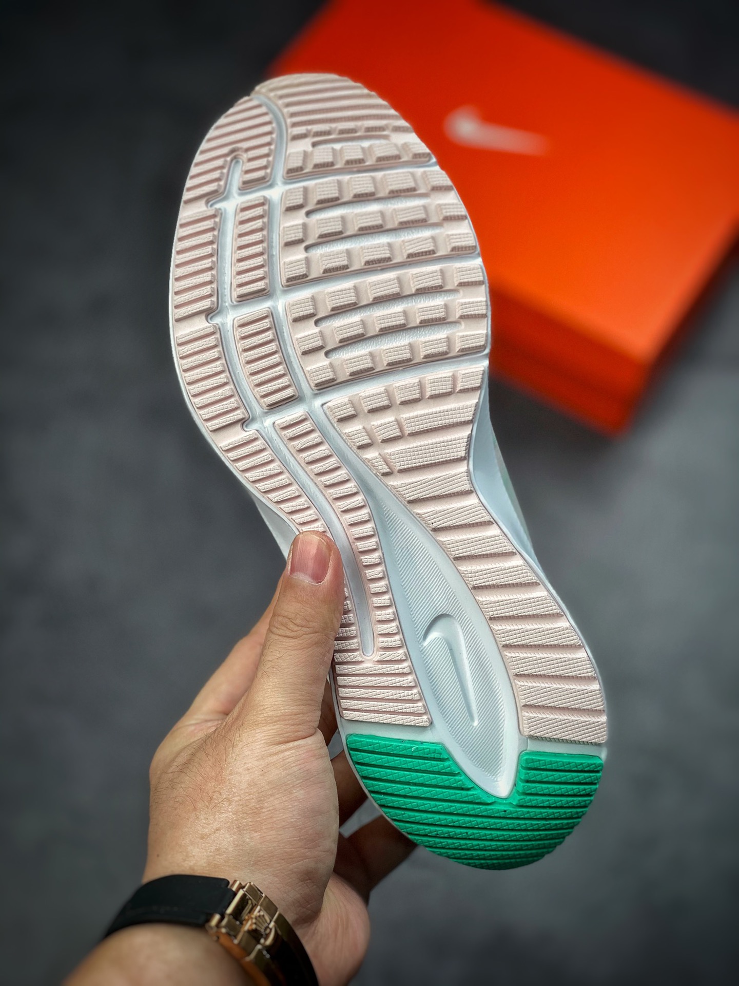 180 Nike Quest 4极速4代 网面透气 时尚休闲跑步鞋 简约高科技设计采用多层材料DA1106-105