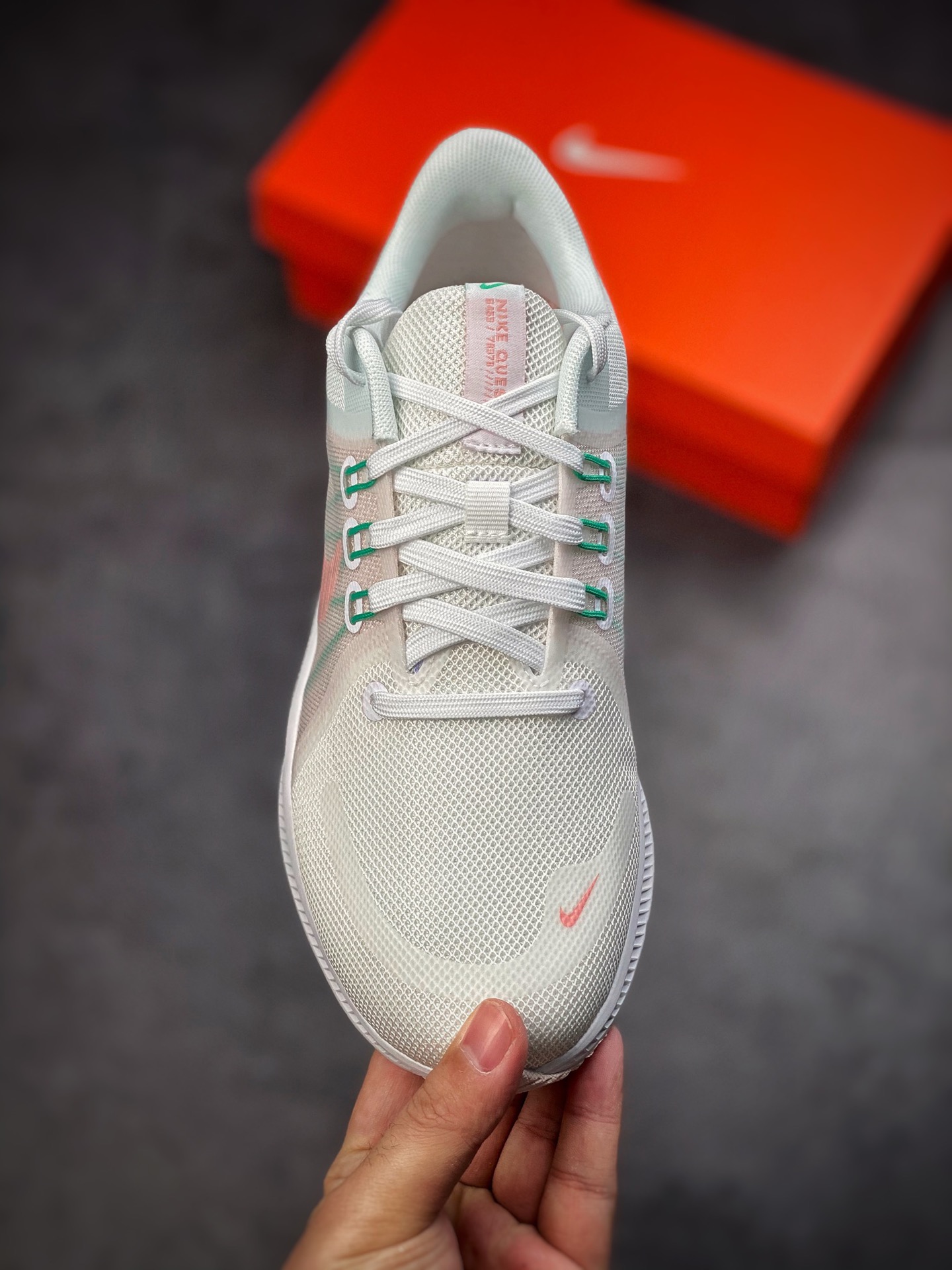 180 Nike Quest 4极速4代 网面透气 时尚休闲跑步鞋 简约高科技设计采用多层材料DA1106-105