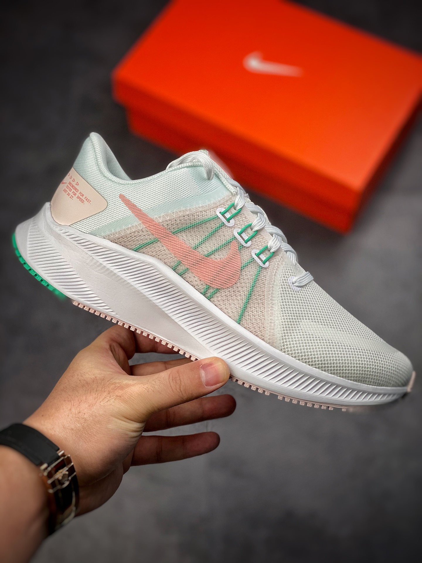 180 Nike Quest 4极速4代 网面透气 时尚休闲跑步鞋 简约高科技设计采用多层材料DA1106-105