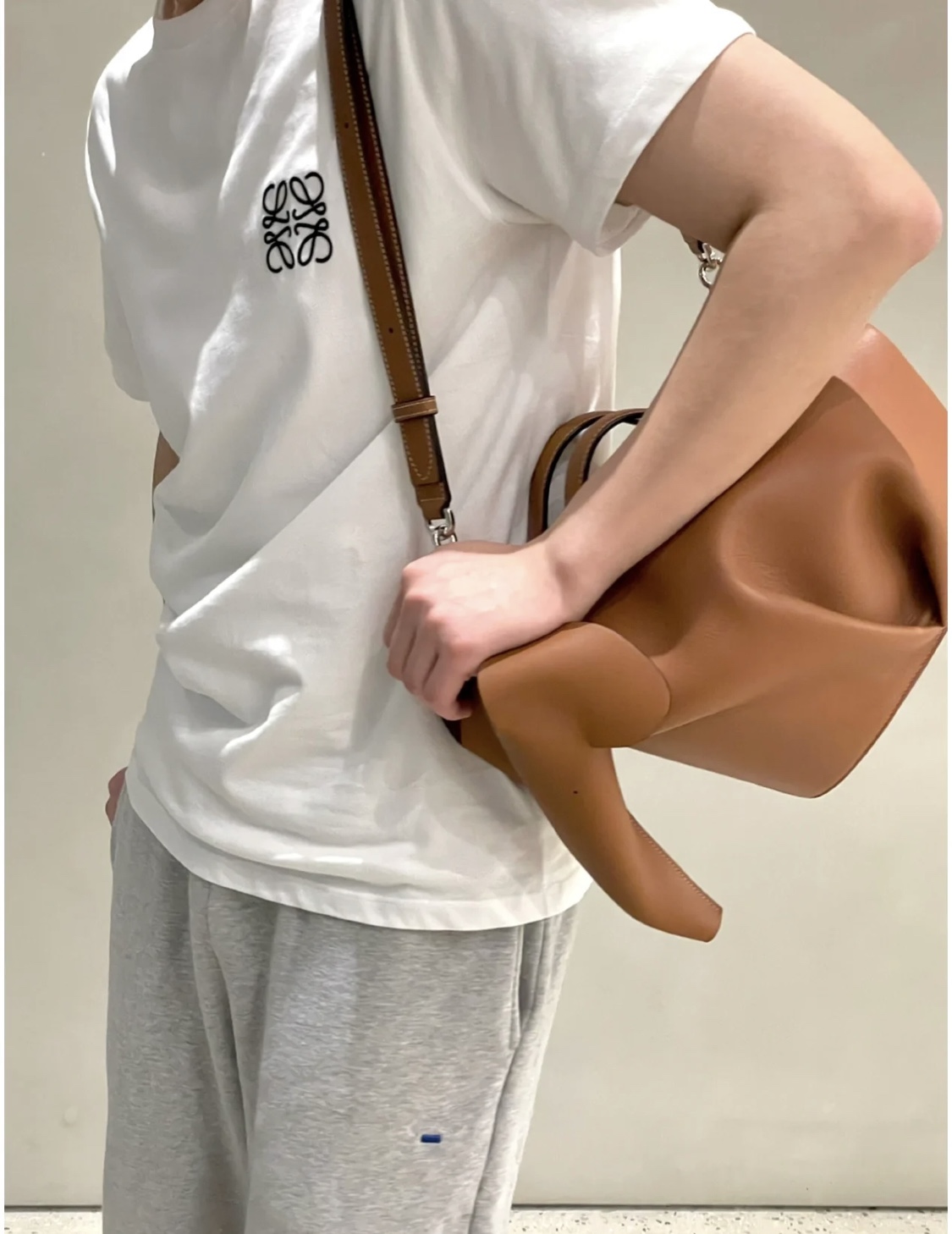 LOEWE罗意威 小牛皮特大号大象包 0537棕色