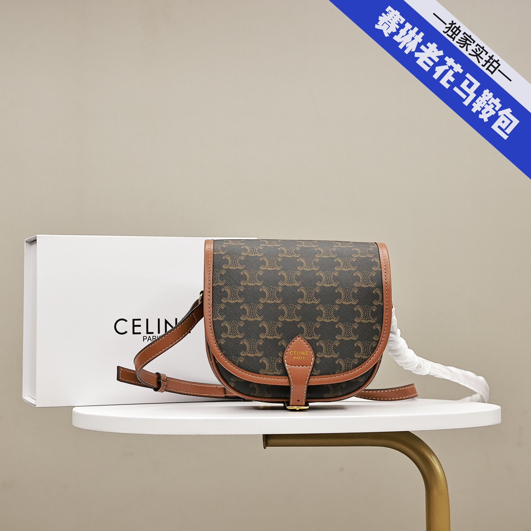 赛琳老花马鞍包💰210 复古穿搭上身绝美.老花复古马鞍包Lisa 众多网红同款.肩带可调节长短.可单肩斜挎.复古印花图案 有着高颜值的复古文艺气息.耐看复古感极强.超级好搭配包包.自重很轻.一年四季实用款. 规格:18*17*7cm