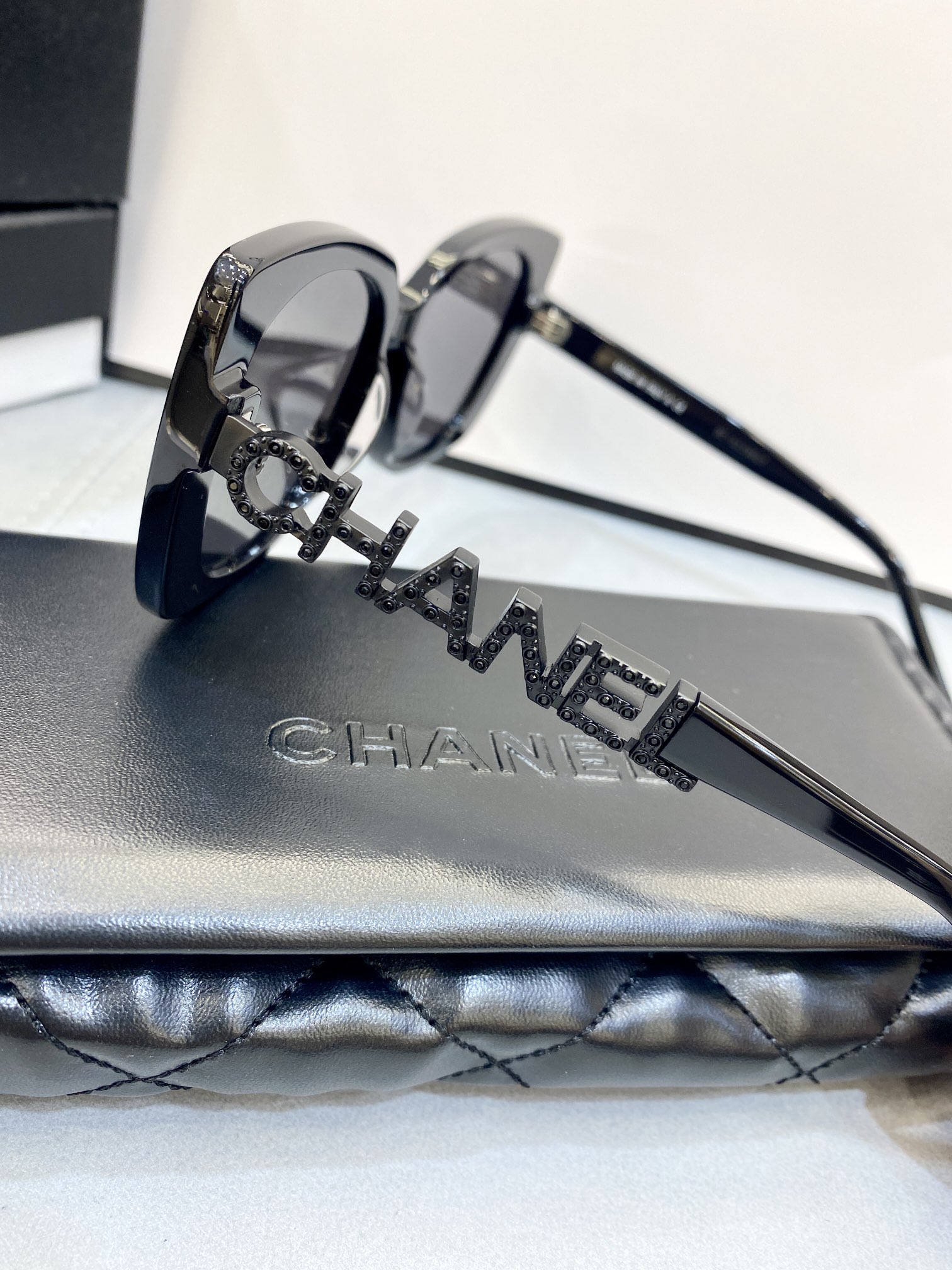 CHANEL法式赫本风\n高版本偏光镜片✔️\n镜腿logo上镶嵌水钻设计简洁时尚抚媚动人高贵优雅不挑脸型，上脸非常舒适尺寸：53口17-145