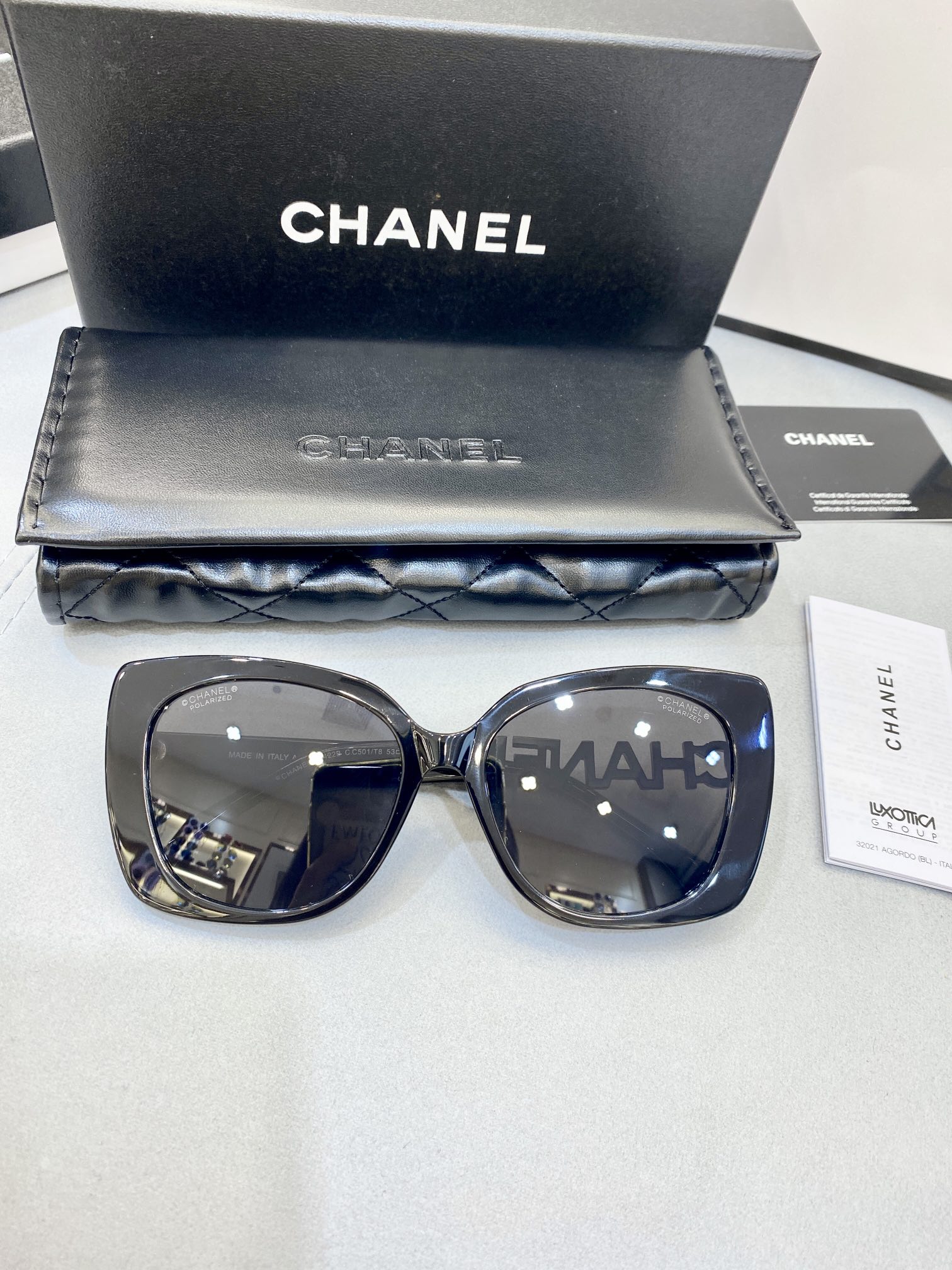 CHANEL法式赫本风\n高版本偏光镜片✔️\n镜腿logo上镶嵌水钻设计简洁时尚抚媚动人高贵优雅不挑脸型，上脸非常舒适尺寸：53口17-145