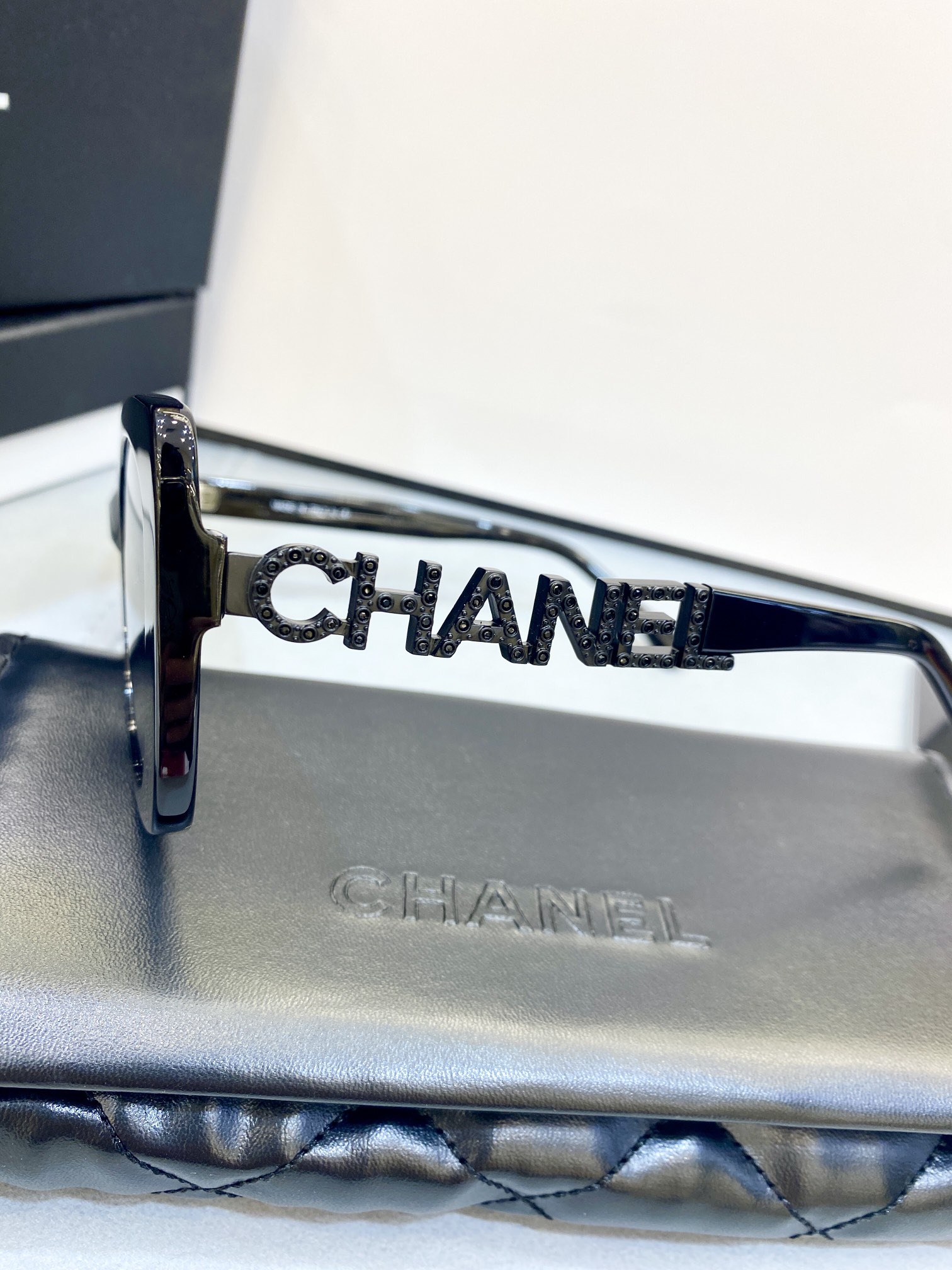 CHANEL法式赫本风\n高版本偏光镜片✔️\n镜腿logo上镶嵌水钻设计简洁时尚抚媚动人高贵优雅不挑脸型，上脸非常舒适尺寸：53口17-145