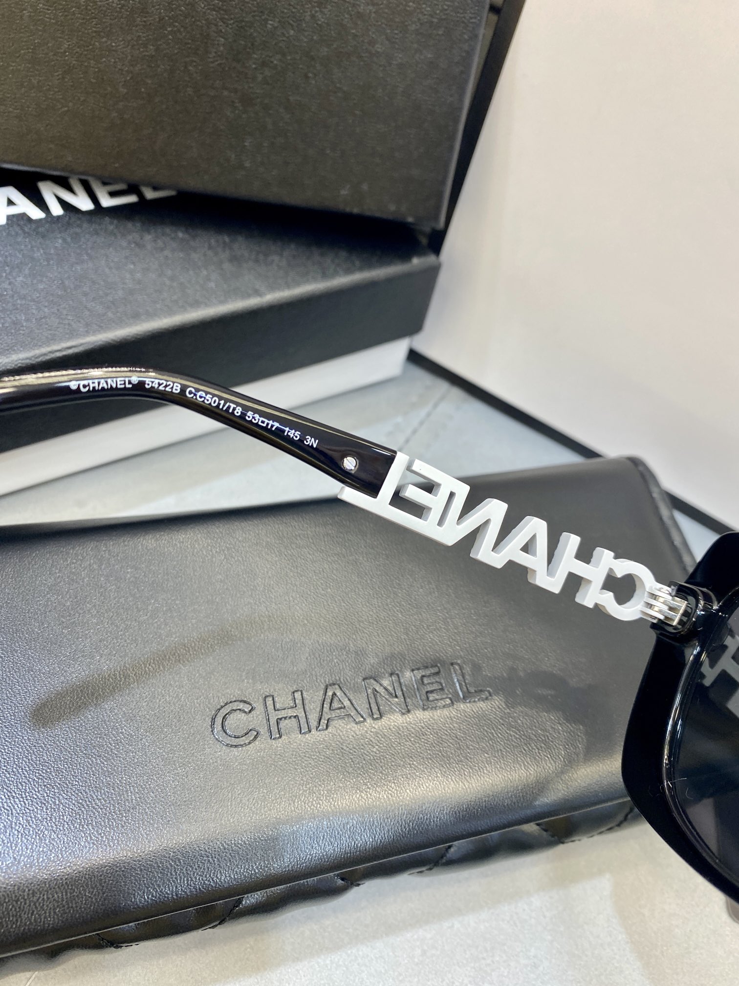 CHANEL法式赫本风\n高版本偏光镜片✔️\n镜腿logo上镶嵌水钻设计简洁时尚抚媚动人高贵优雅不挑脸型，上脸非常舒适尺寸：53口17-1451650453