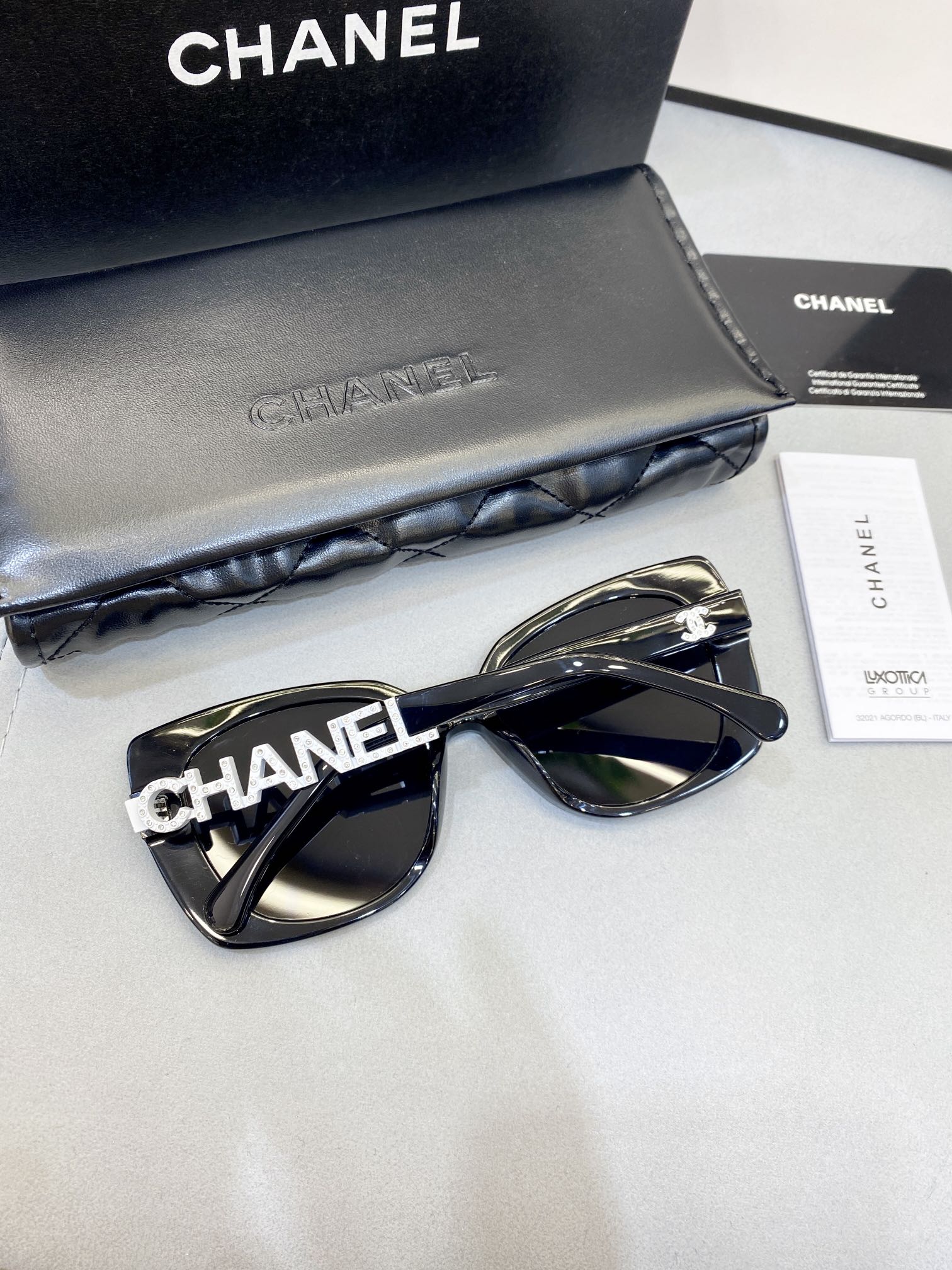 CHANEL法式赫本风\n高版本偏光镜片✔️\n镜腿logo上镶嵌水钻设计简洁时尚抚媚动人高贵优雅不挑脸型，上脸非常舒适尺寸：53口17-1451650453