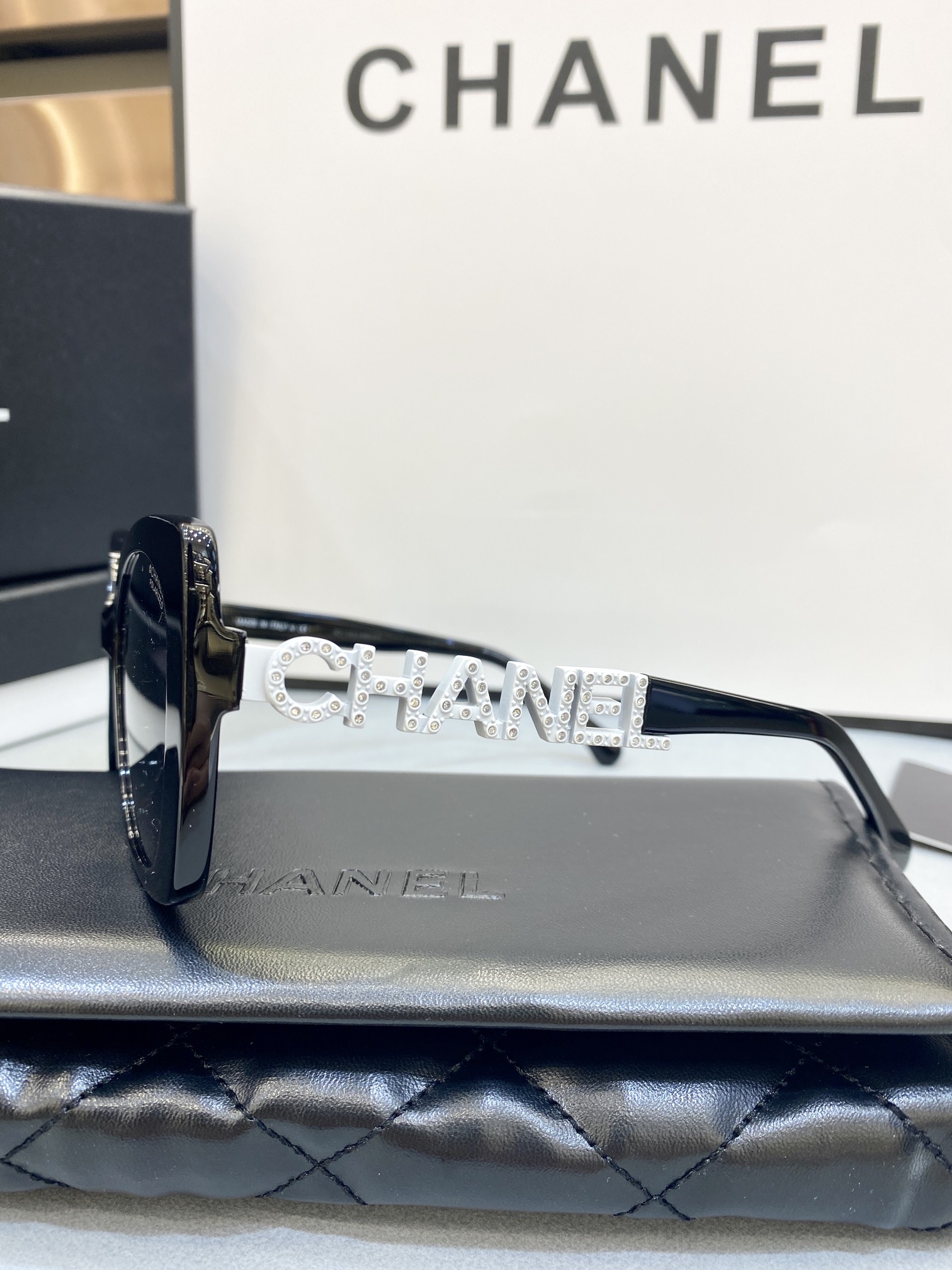 CHANEL法式赫本风\n高版本偏光镜片✔️\n镜腿logo上镶嵌水钻设计简洁时尚抚媚动人高贵优雅不挑脸型，上脸非常舒适尺寸：53口17-1451650453