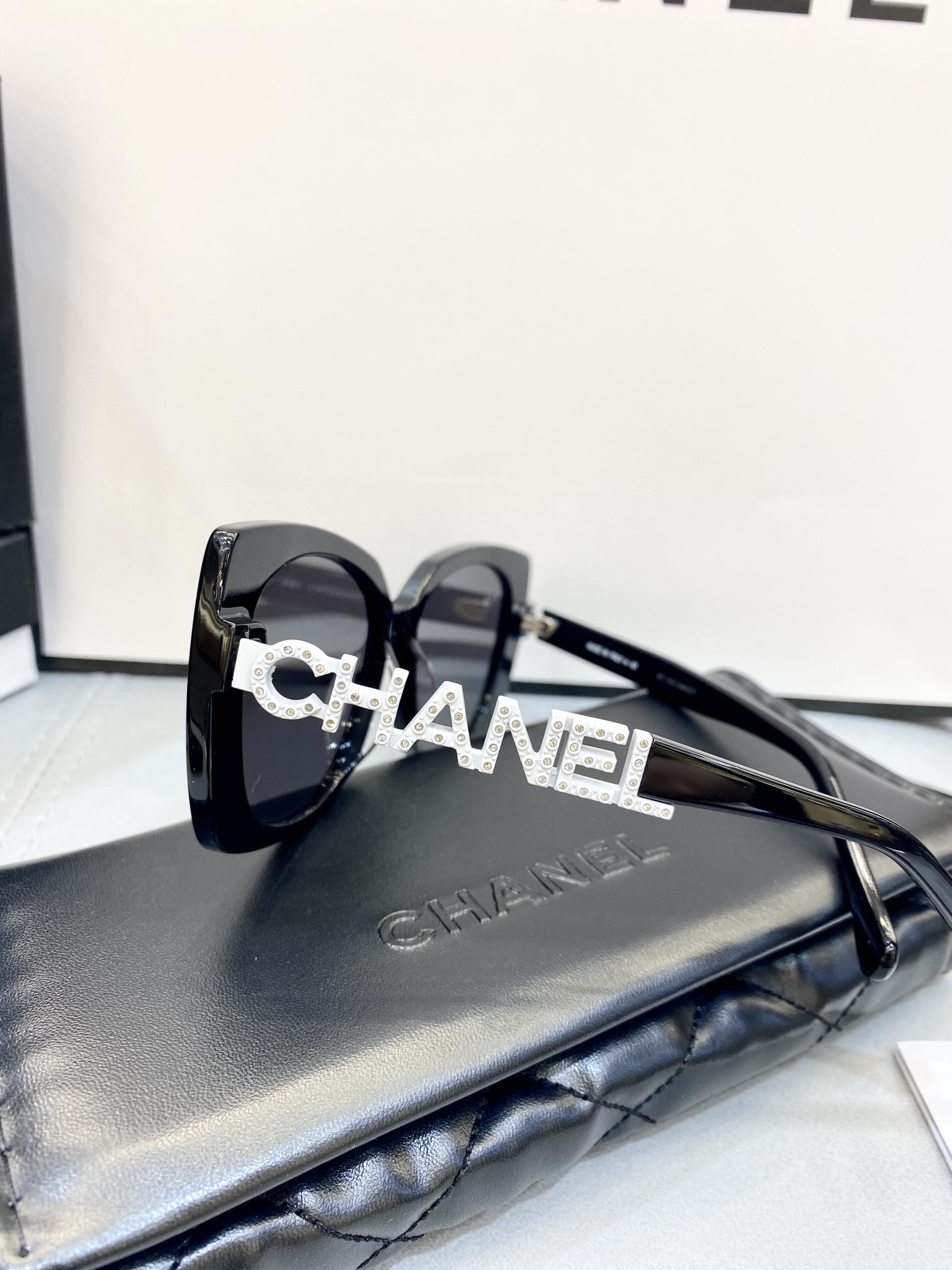 CHANEL法式赫本风\n高版本偏光镜片✔️\n镜腿logo上镶嵌水钻设计简洁时尚抚媚动人高贵优雅不挑脸型，上脸非常舒适尺寸：53口17-1451650453