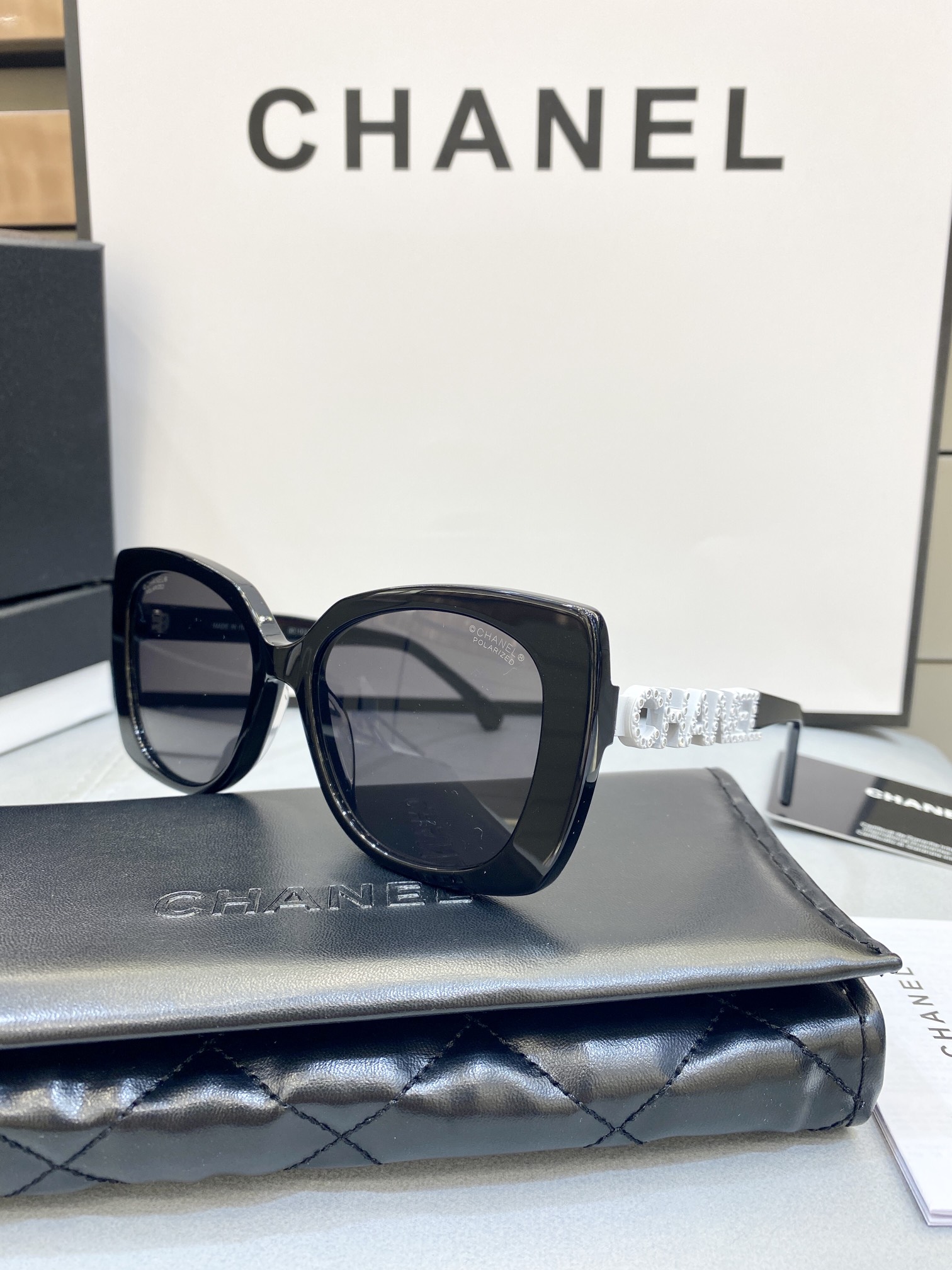 CHANEL法式赫本风\n高版本偏光镜片✔️\n镜腿logo上镶嵌水钻设计简洁时尚抚媚动人高贵优雅不挑脸型，上脸非常舒适尺寸：53口17-1451650453