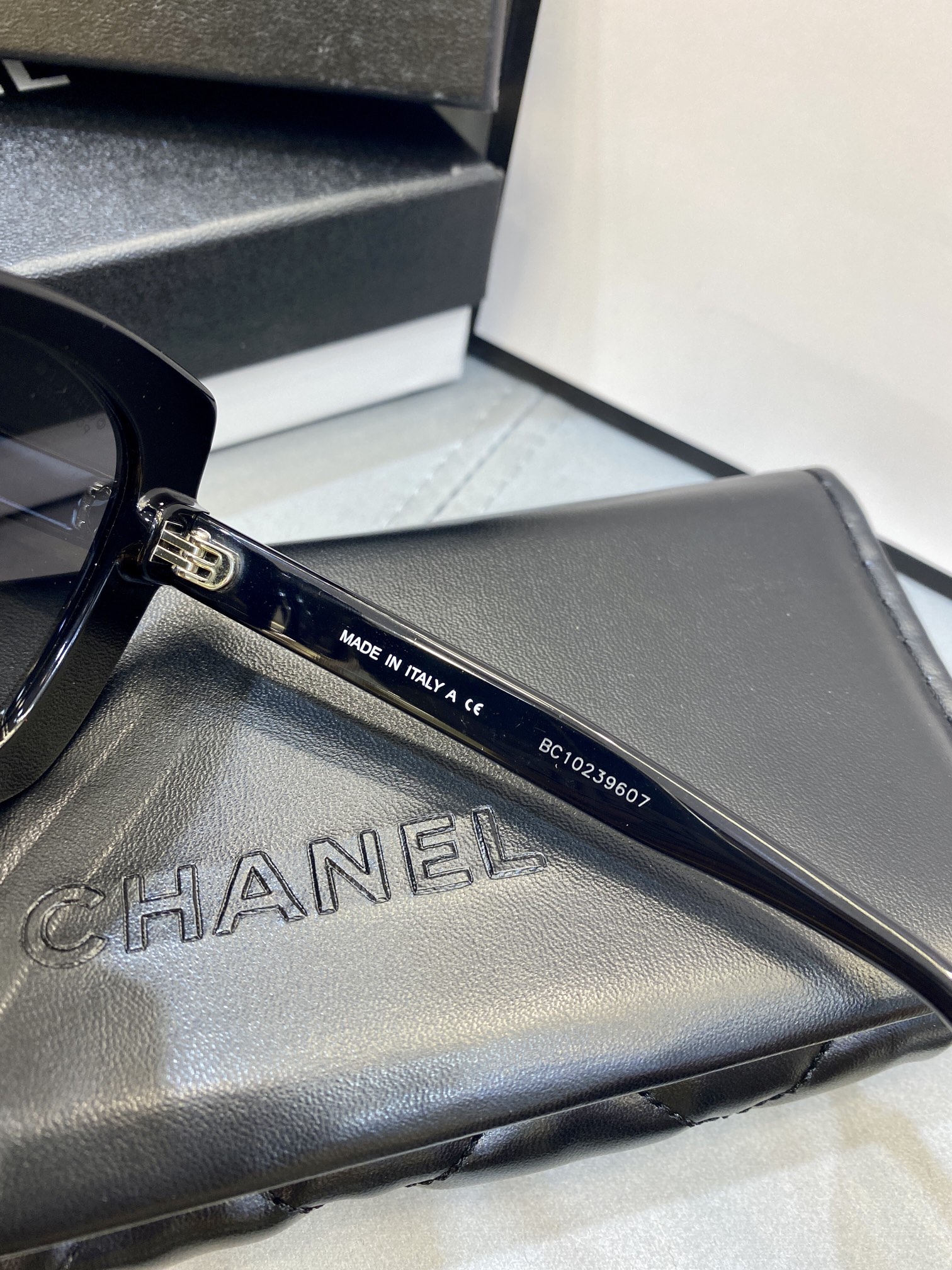 CHANEL法式赫本风\n高版本偏光镜片✔️\n镜腿logo上镶嵌水钻设计简洁时尚抚媚动人高贵优雅不挑脸型，上脸非常舒适尺寸：53口17-1451650453