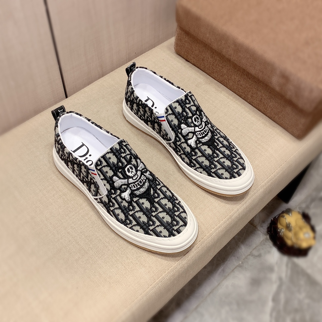 I0     迪奥* 最新•爆款休闲鞋， ]奢侈～代购，顶级～质量。专柜同卖产品[强]鞋面選用进口透气布面料材质➕透气羊皮内里•精细做工。原版个性时尚柔软橡膠耐磨防滑大底，上脚轻巧舒适，实物拍摄🎬實物更好看， I0 a广州码: 38-44，2️⃣色可选