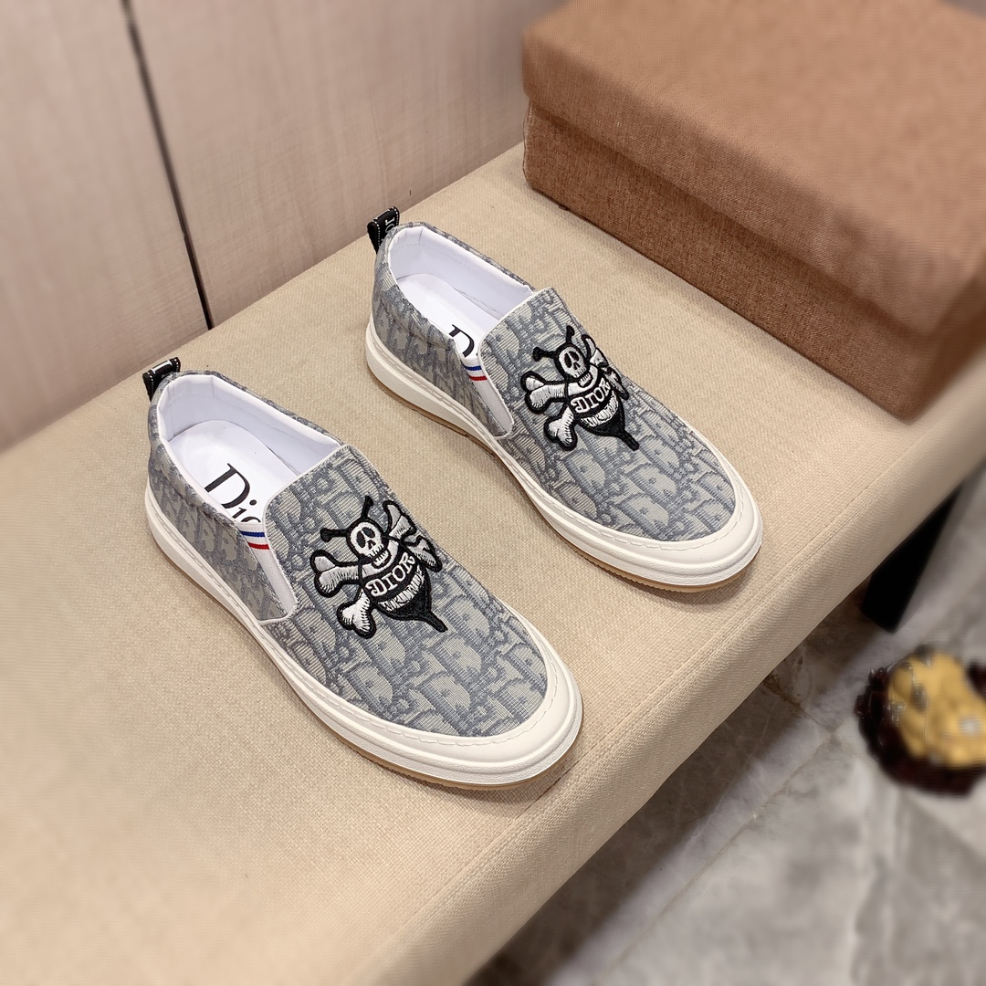 I0     迪奥* 最新•爆款休闲鞋， ]奢侈～代购，顶级～质量。专柜同卖产品[强]鞋面選用进口透气布面料材质➕透气羊皮内里•精细做工。原版个性时尚柔软橡膠耐磨防滑大底，上脚轻巧舒适，实物拍摄🎬實物更好看， I0 a广州码: 38-44，2️⃣色可选