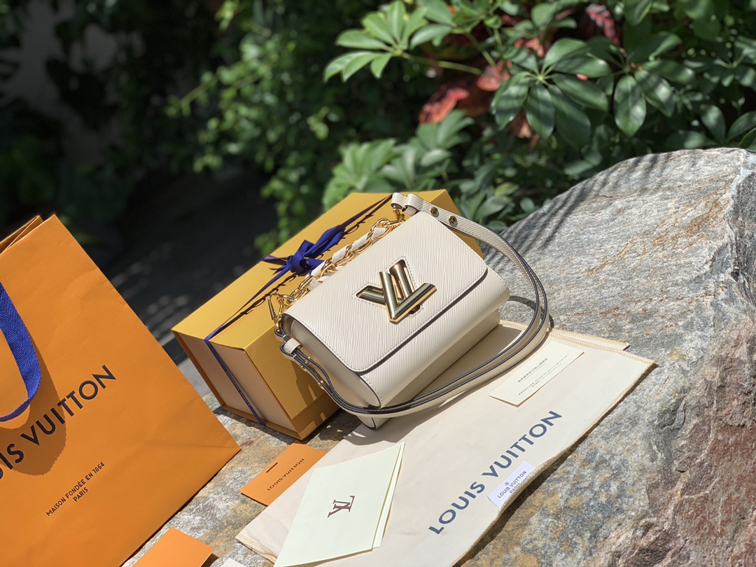 🌼 m59852尺寸：19 x 15 x 9 CM 白色小号原厂渠道货！水波纹E🌼Pi 粒面皮革，那股韧