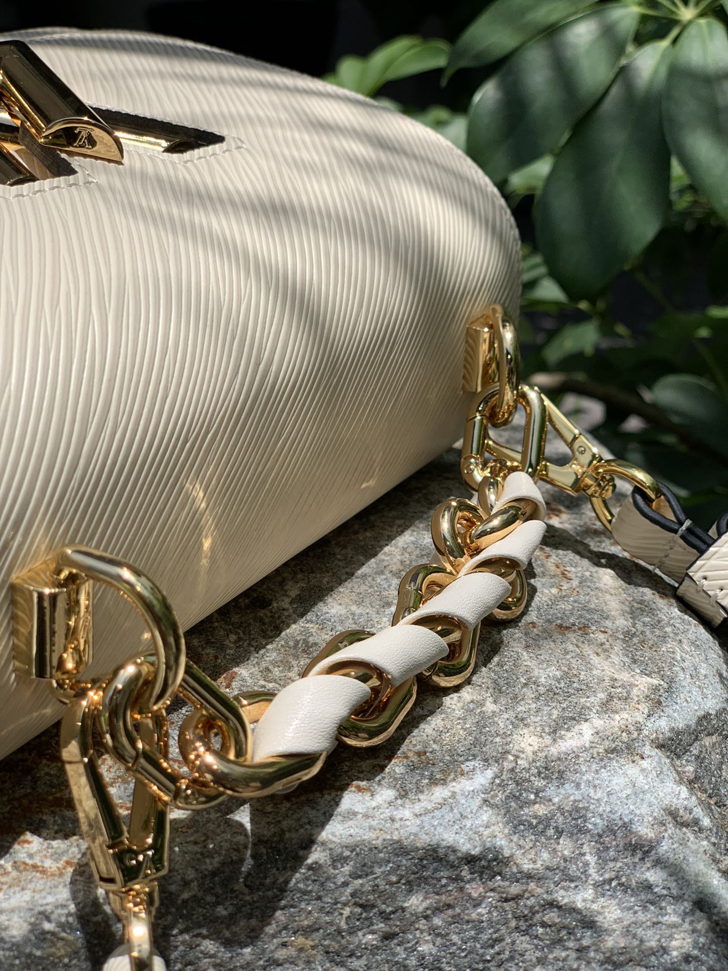 非市场普通货 进口皮料半钢五金 m59852尺寸：19 x 15 x 9 CM 白色小号原厂渠道货！水波