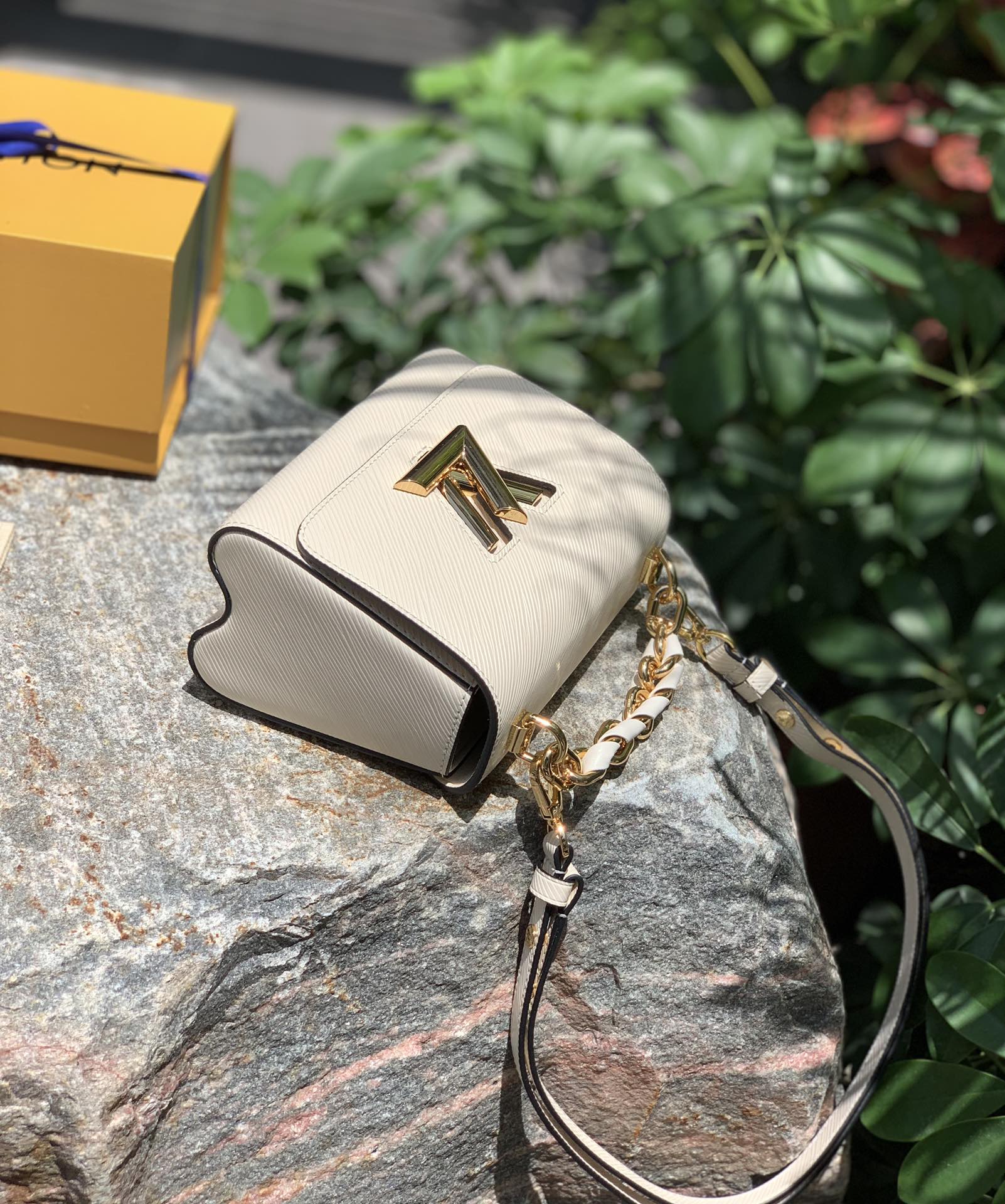 非市场普通货 进口皮料半钢五金 m59852尺寸：19 x 15 x 9 CM 白色小号原厂渠道货！水波