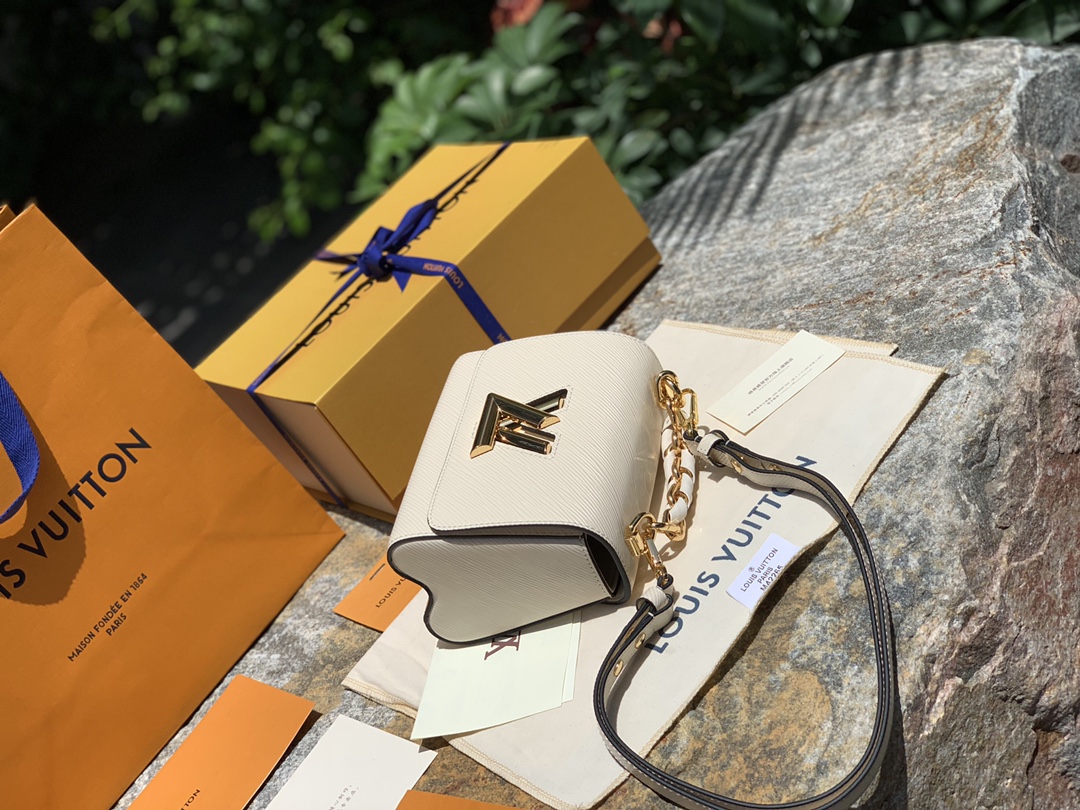 非市场普通货 进口皮料半钢五金 m59852尺寸：19 x 15 x 9 CM 白色小号原厂渠道货！水波