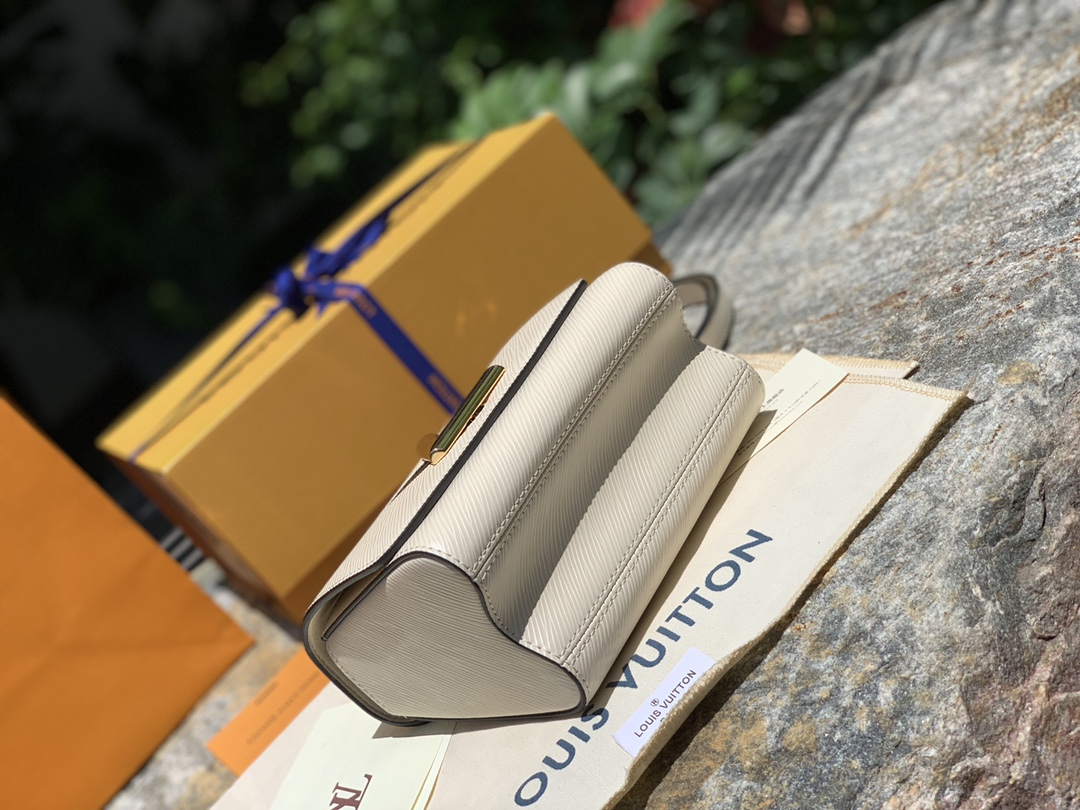 非市场普通货 进口皮料半钢五金 m59852尺寸：19 x 15 x 9 CM 白色小号原厂渠道货！水波