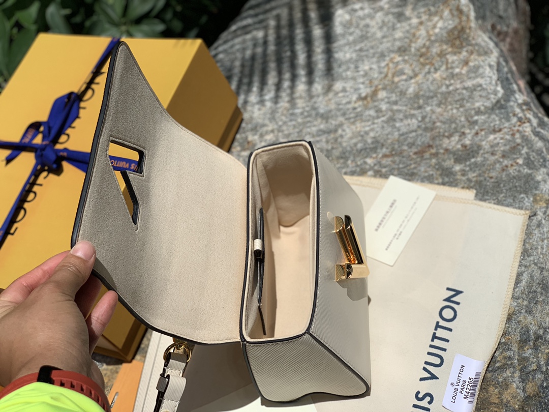 非市场普通货 进口皮料半钢五金 m59852尺寸：19 x 15 x 9 CM 白色小号原厂渠道货！水波