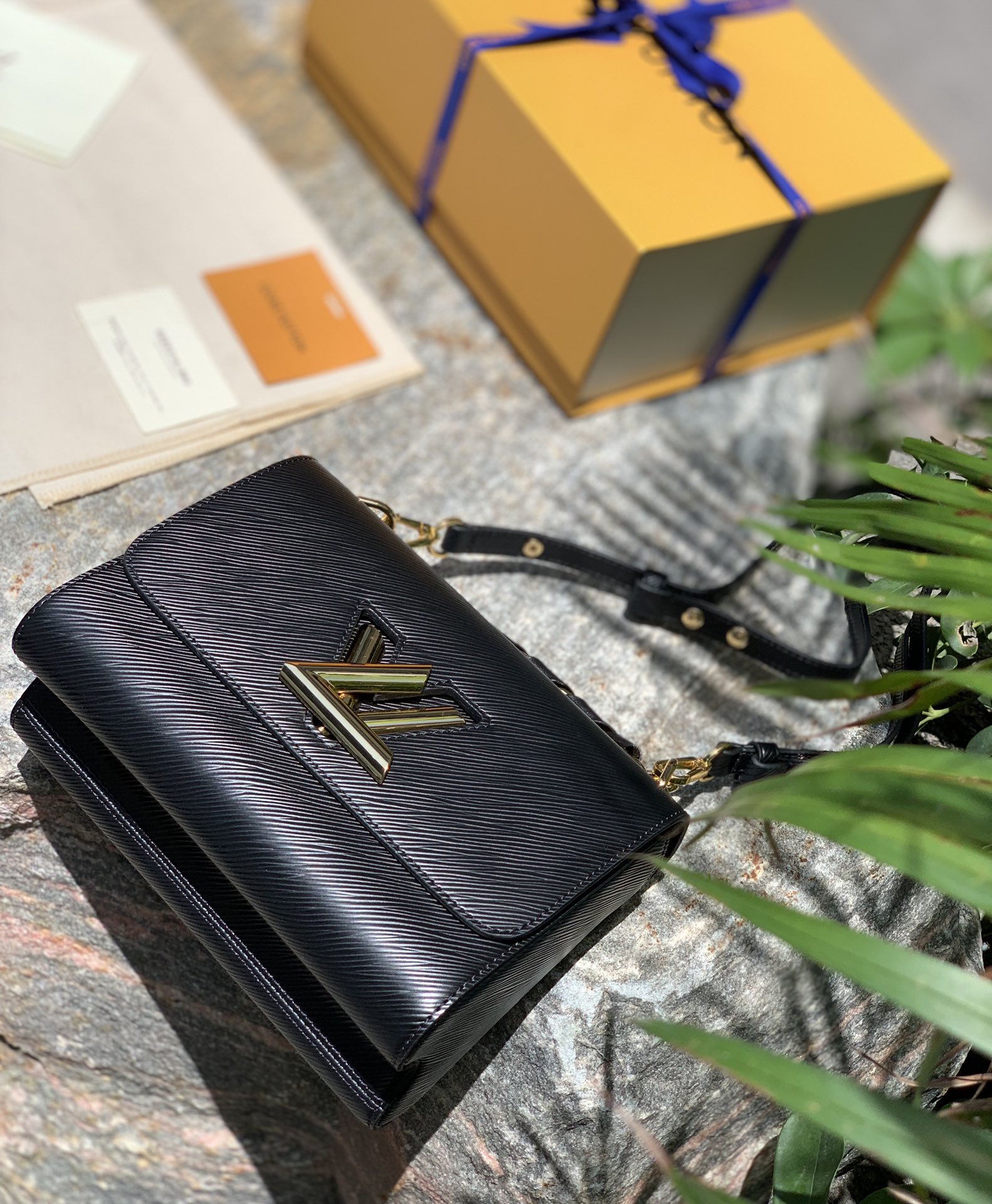 🌼 m59887尺寸23 x 17 x 9.5 CM ，黑色中号海外买手渠道，原厂原料！优雅气质的表达唯