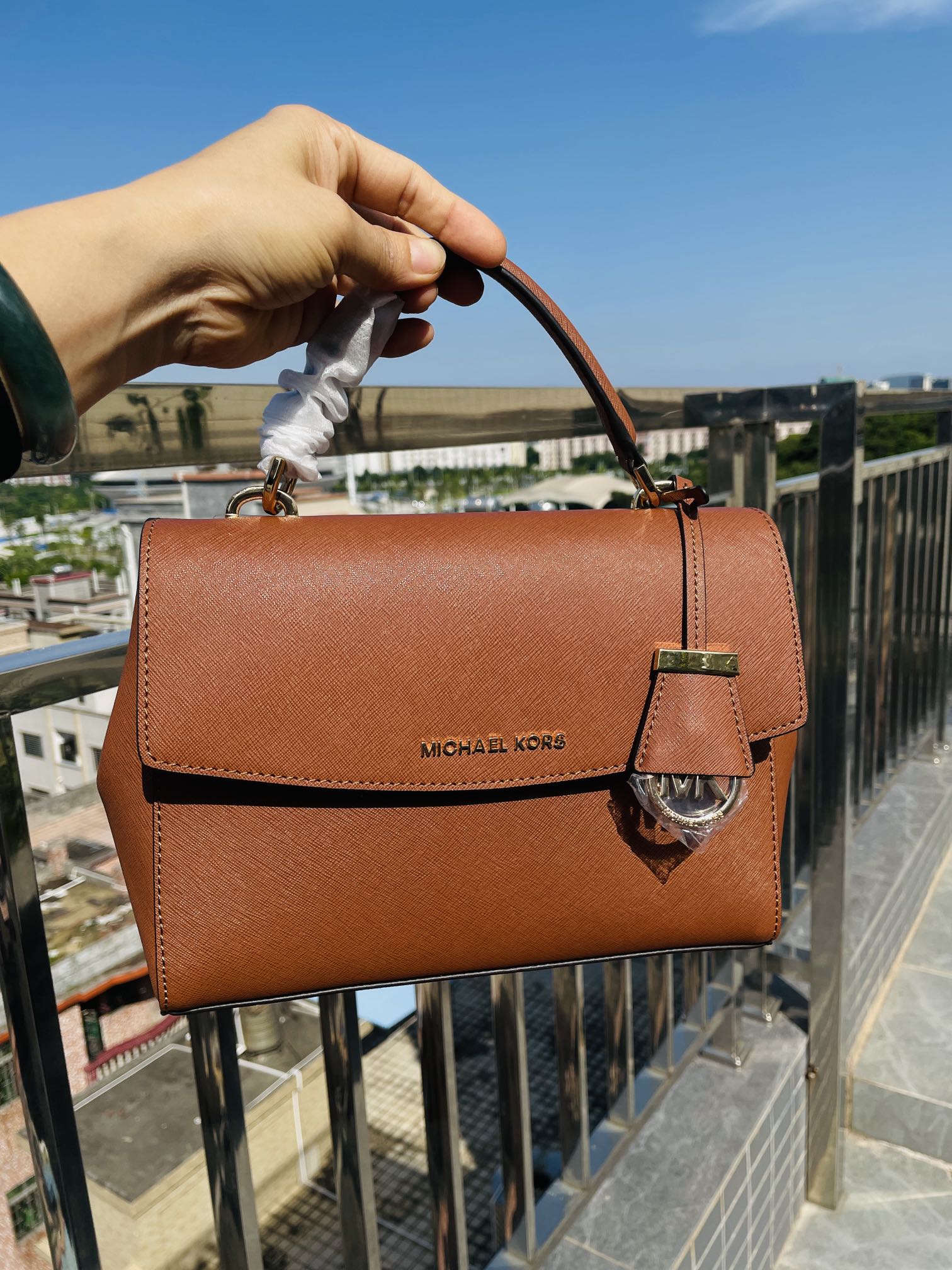 Michael Kors 棕色色 MK 纯原 小号剑桥包 进口十字纹牛皮．可以手提单肩斜挎 非常火 〖尺寸〗长约25cm高约18cm底约8cm