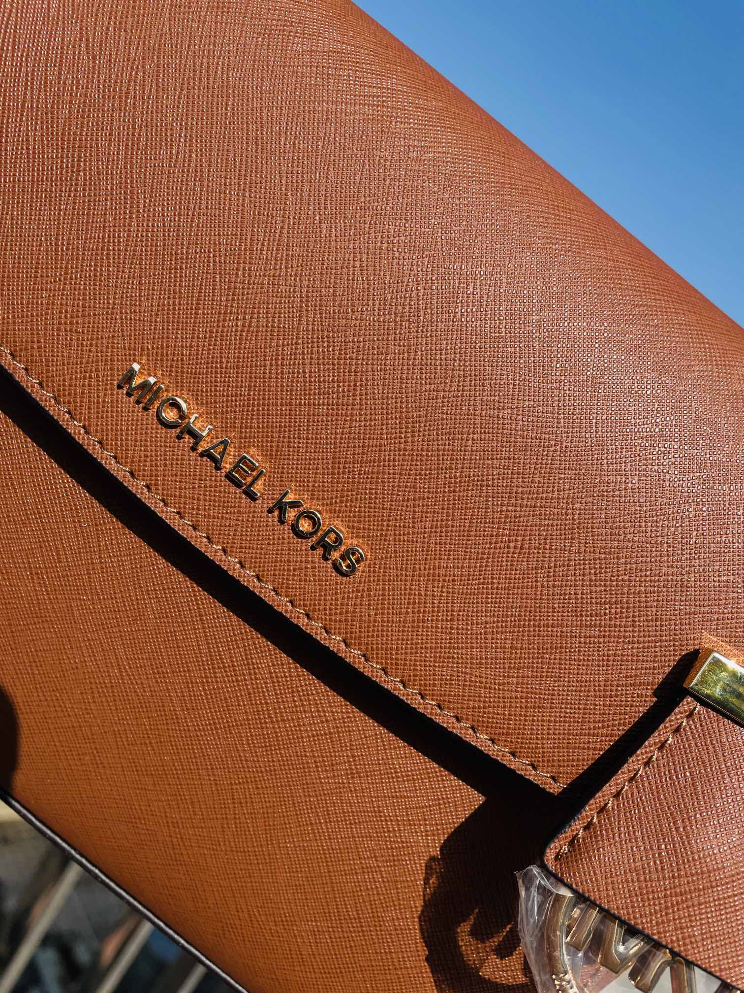 Michael Kors 棕色色 MK 纯原 小号剑桥包 进口十字纹牛皮．可以手提单肩斜挎 非常火 〖尺寸〗长约25cm高约18cm底约8cm