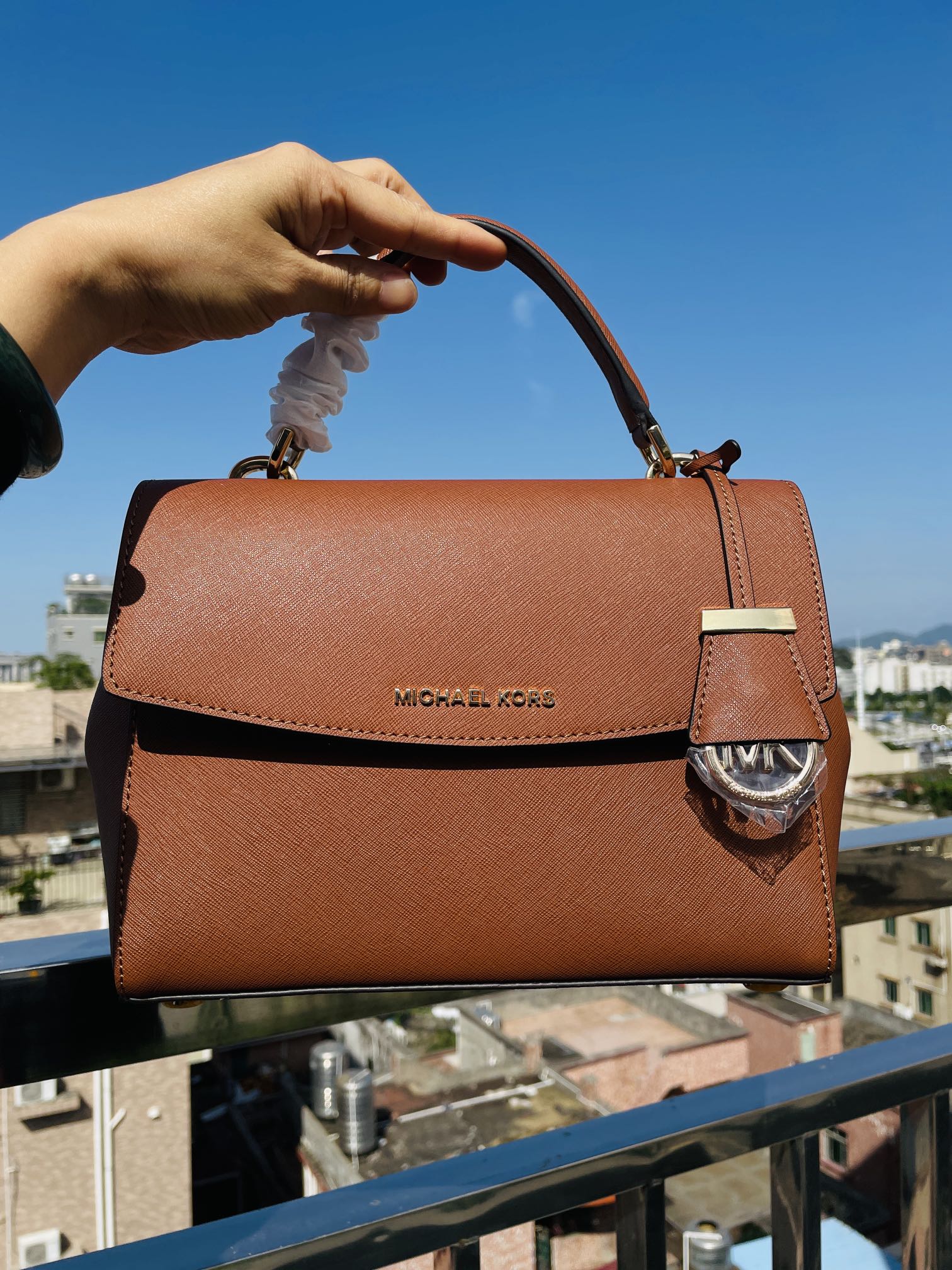 Michael Kors 棕色色 MK 纯原 小号剑桥包 进口十字纹牛皮．可以手提单肩斜挎 非常火 〖尺寸〗长约25cm高约18cm底约8cm