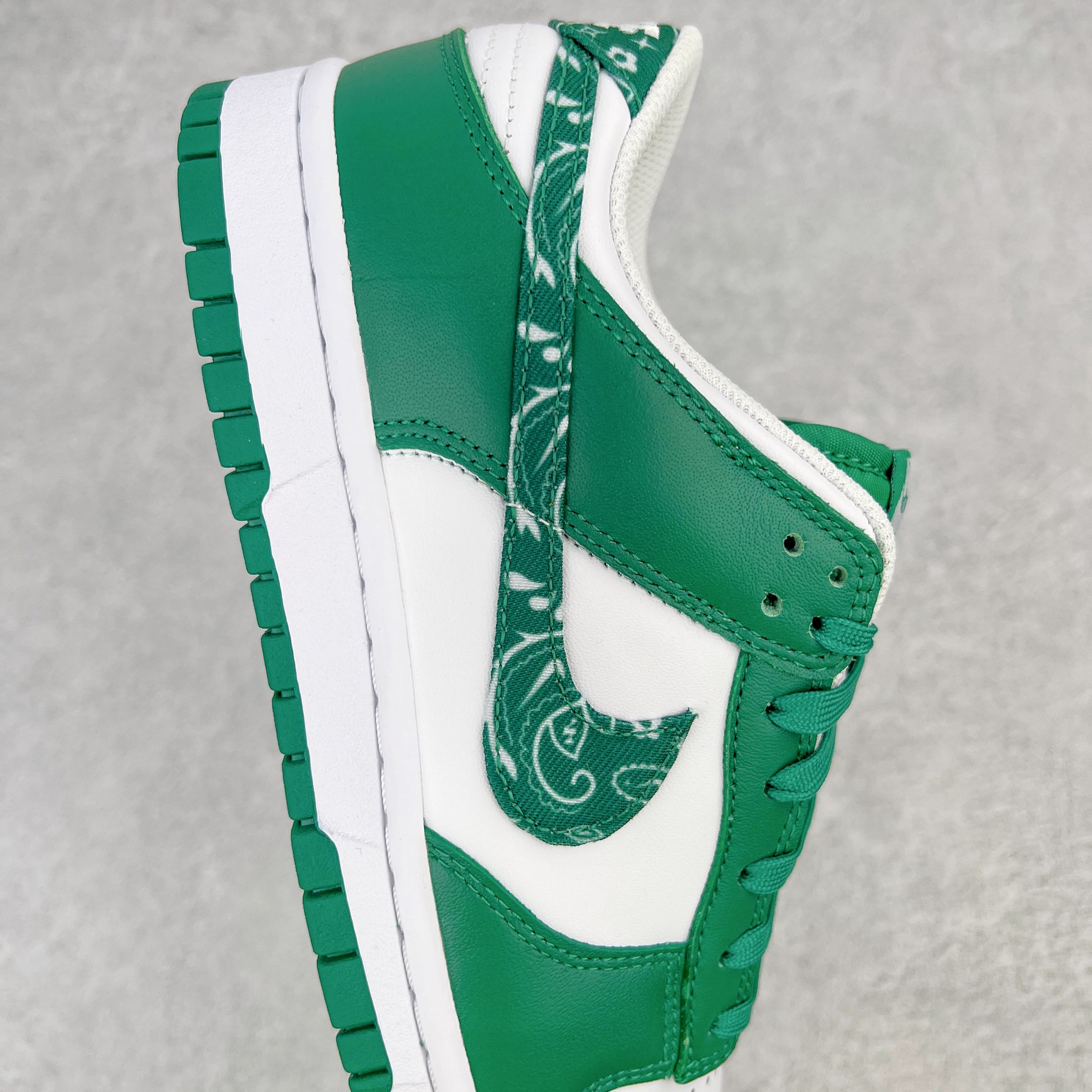 图片[6]-零售💰180 ＃G版福利特价‼NK Dunk Low  \”Green Paisley\” 绿色佩斯利腰果花 DH4401-102 毫无疑问市场中端王者 口碑大厂出品 品控大底版型不断改良更新 全套原纸板楦头开发 确保原汁原味 完美呈现DUNK版型 一比一鞋头弧度高度鞋身弧度 此版本只针对中端市场 皮料材质有所更替 其他数据细节工艺流程均保持一致 绝不口嗨 细节品控鞋型随意对比 独家私模官方第六代原厂航空铝磨具打磨大底 鞋头坡度极致还原 无解鞋型 原盒原配 圈内天花板工艺 原厂玻璃冲刀 超高清洁度 全鞋零毛边皮料切割 原厂中底布点胶 中底布拉帮走线遵循公司 SIZE：35.5 36 36.5 37.5 38 38.5 39 40 40.5 41 42 42.5 43 44 44.5 45 46 47.5 编码：by1936080-运动鞋