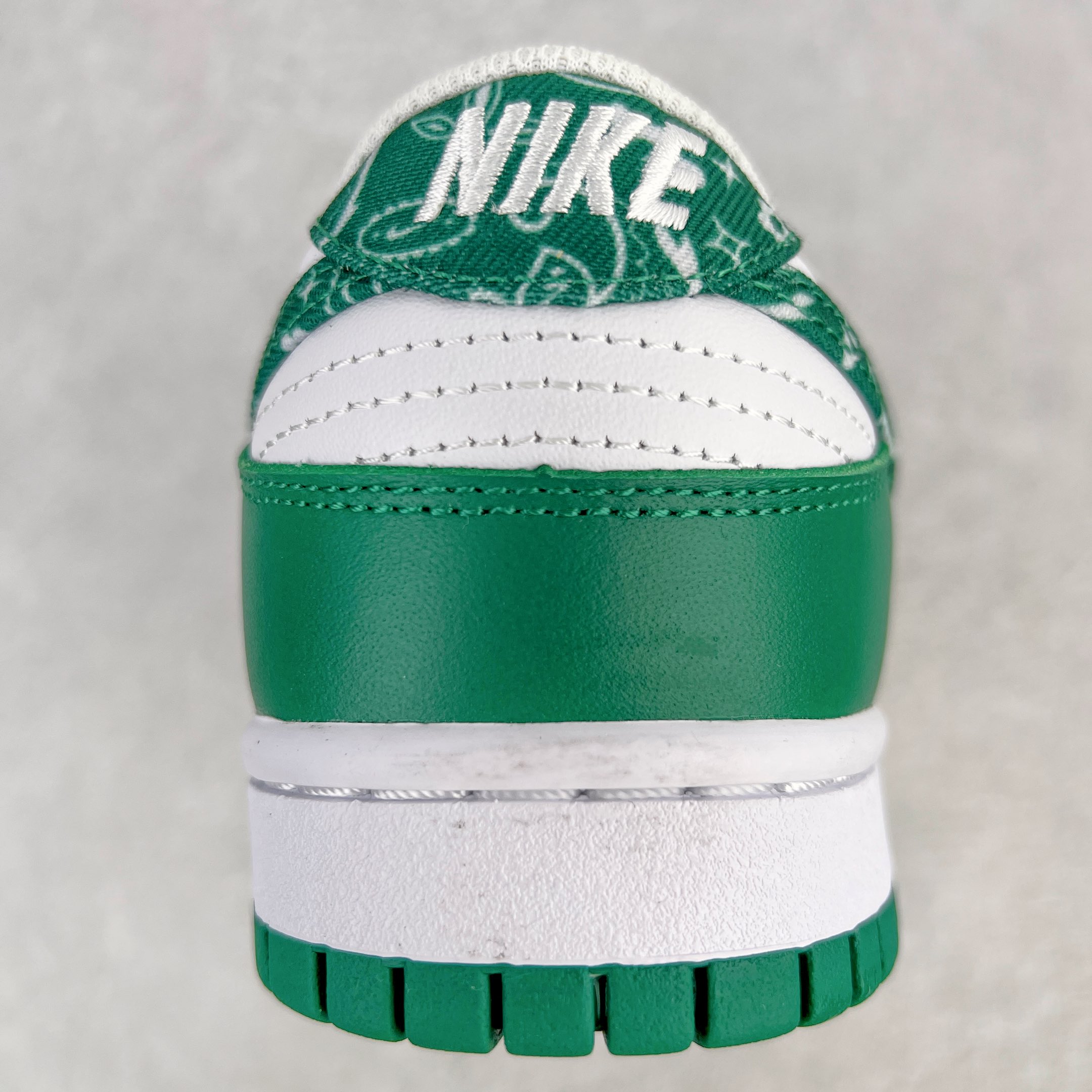 图片[8]-零售💰180 ＃G版福利特价‼NK Dunk Low  \”Green Paisley\” 绿色佩斯利腰果花 DH4401-102 毫无疑问市场中端王者 口碑大厂出品 品控大底版型不断改良更新 全套原纸板楦头开发 确保原汁原味 完美呈现DUNK版型 一比一鞋头弧度高度鞋身弧度 此版本只针对中端市场 皮料材质有所更替 其他数据细节工艺流程均保持一致 绝不口嗨 细节品控鞋型随意对比 独家私模官方第六代原厂航空铝磨具打磨大底 鞋头坡度极致还原 无解鞋型 原盒原配 圈内天花板工艺 原厂玻璃冲刀 超高清洁度 全鞋零毛边皮料切割 原厂中底布点胶 中底布拉帮走线遵循公司 SIZE：35.5 36 36.5 37.5 38 38.5 39 40 40.5 41 42 42.5 43 44 44.5 45 46 47.5 编码：by1936080-运动鞋