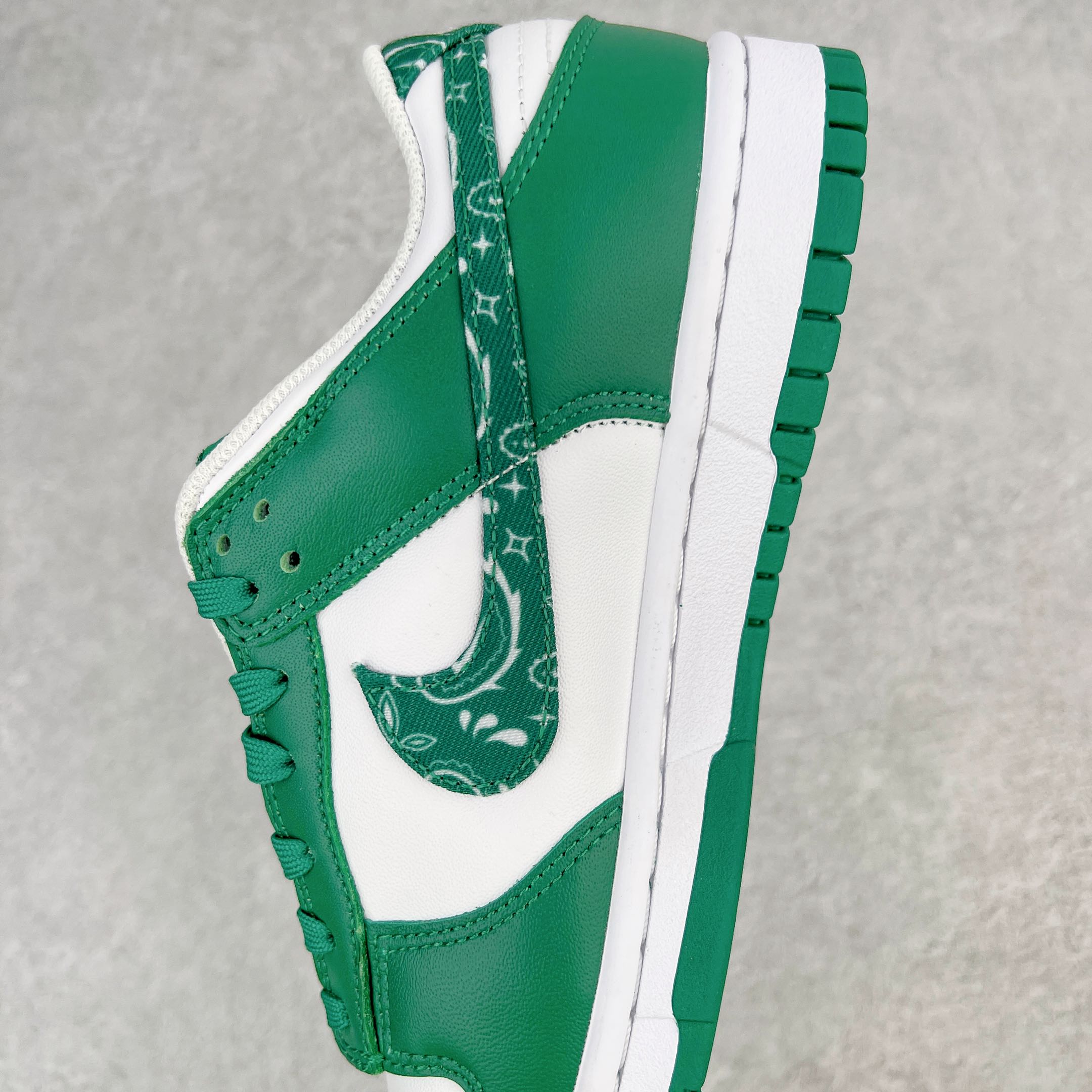 图片[7]-零售💰180 ＃G版福利特价‼NK Dunk Low  \”Green Paisley\” 绿色佩斯利腰果花 DH4401-102 毫无疑问市场中端王者 口碑大厂出品 品控大底版型不断改良更新 全套原纸板楦头开发 确保原汁原味 完美呈现DUNK版型 一比一鞋头弧度高度鞋身弧度 此版本只针对中端市场 皮料材质有所更替 其他数据细节工艺流程均保持一致 绝不口嗨 细节品控鞋型随意对比 独家私模官方第六代原厂航空铝磨具打磨大底 鞋头坡度极致还原 无解鞋型 原盒原配 圈内天花板工艺 原厂玻璃冲刀 超高清洁度 全鞋零毛边皮料切割 原厂中底布点胶 中底布拉帮走线遵循公司 SIZE：35.5 36 36.5 37.5 38 38.5 39 40 40.5 41 42 42.5 43 44 44.5 45 46 47.5 编码：by1936080-运动鞋