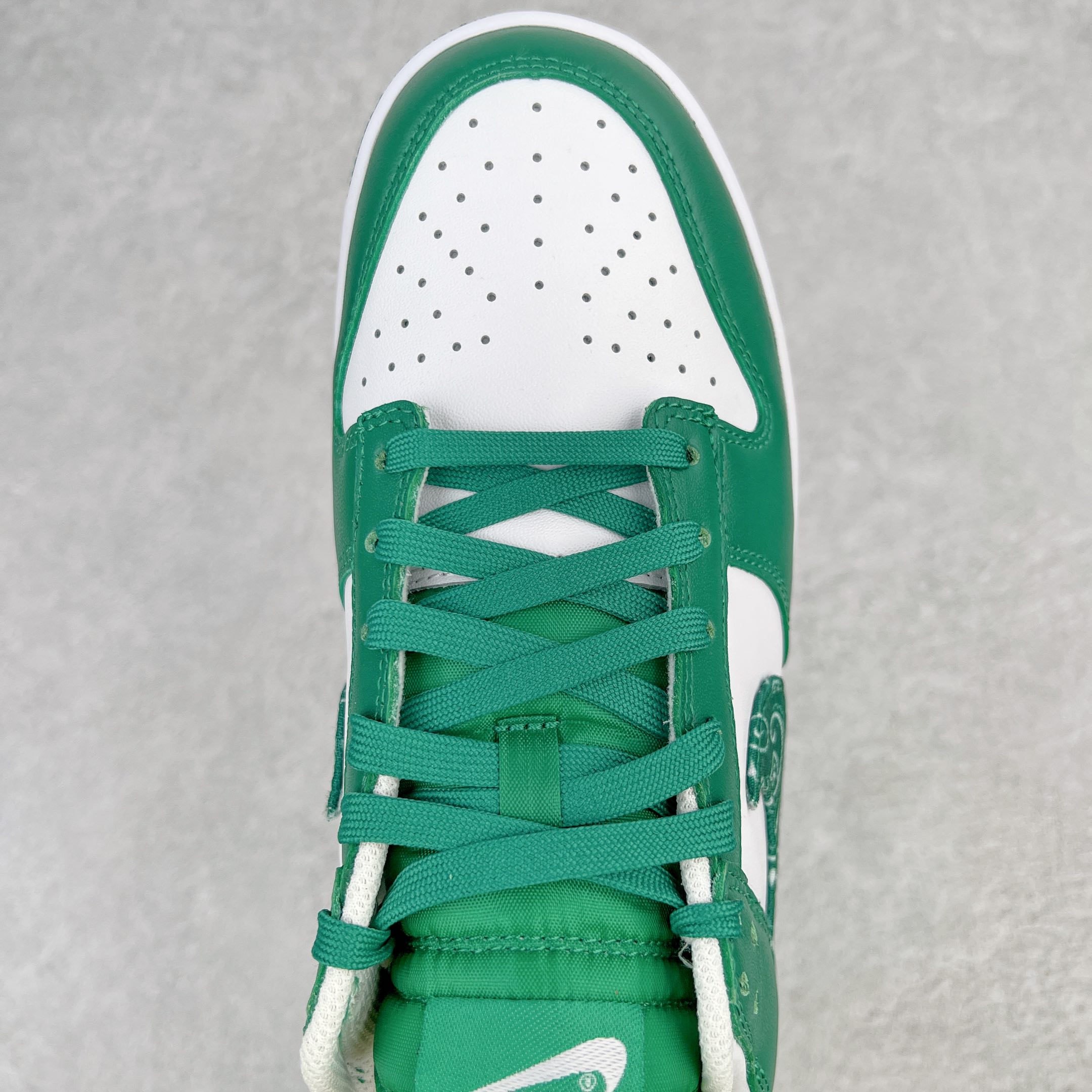 图片[4]-零售💰180 ＃G版福利特价‼NK Dunk Low  \”Green Paisley\” 绿色佩斯利腰果花 DH4401-102 毫无疑问市场中端王者 口碑大厂出品 品控大底版型不断改良更新 全套原纸板楦头开发 确保原汁原味 完美呈现DUNK版型 一比一鞋头弧度高度鞋身弧度 此版本只针对中端市场 皮料材质有所更替 其他数据细节工艺流程均保持一致 绝不口嗨 细节品控鞋型随意对比 独家私模官方第六代原厂航空铝磨具打磨大底 鞋头坡度极致还原 无解鞋型 原盒原配 圈内天花板工艺 原厂玻璃冲刀 超高清洁度 全鞋零毛边皮料切割 原厂中底布点胶 中底布拉帮走线遵循公司 SIZE：35.5 36 36.5 37.5 38 38.5 39 40 40.5 41 42 42.5 43 44 44.5 45 46 47.5 编码：by1936080-运动鞋