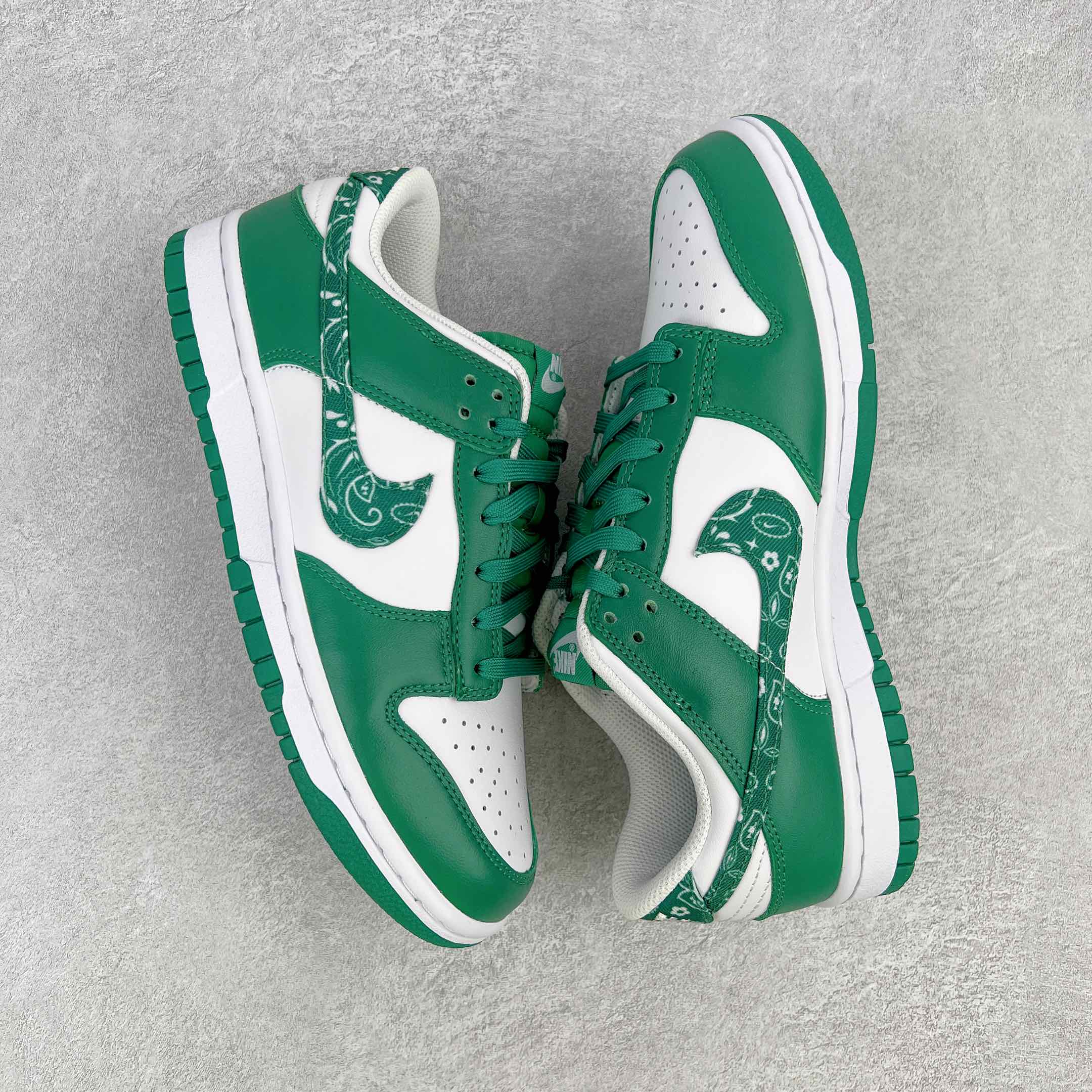 图片[3]-零售💰180 ＃G版福利特价‼NK Dunk Low  \”Green Paisley\” 绿色佩斯利腰果花 DH4401-102 毫无疑问市场中端王者 口碑大厂出品 品控大底版型不断改良更新 全套原纸板楦头开发 确保原汁原味 完美呈现DUNK版型 一比一鞋头弧度高度鞋身弧度 此版本只针对中端市场 皮料材质有所更替 其他数据细节工艺流程均保持一致 绝不口嗨 细节品控鞋型随意对比 独家私模官方第六代原厂航空铝磨具打磨大底 鞋头坡度极致还原 无解鞋型 原盒原配 圈内天花板工艺 原厂玻璃冲刀 超高清洁度 全鞋零毛边皮料切割 原厂中底布点胶 中底布拉帮走线遵循公司 SIZE：35.5 36 36.5 37.5 38 38.5 39 40 40.5 41 42 42.5 43 44 44.5 45 46 47.5 编码：by1936080-运动鞋