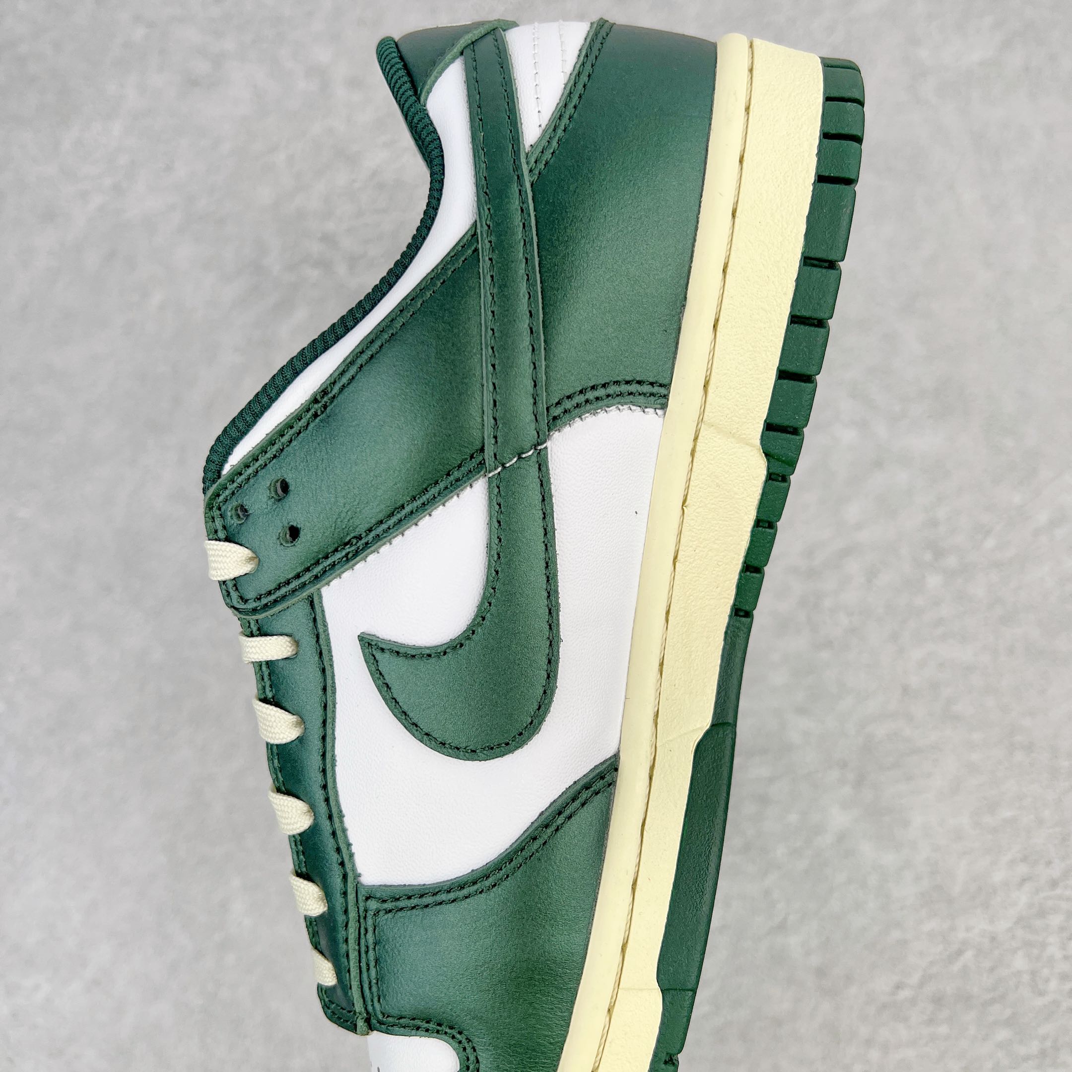 图片[7]-零售💰180 ＃G版福利特价‼NK Dunk Low \”Vintage Green\”白绿做旧 DQ8580-100 毫无疑问市场中端王者 口碑大厂出品 品控大底版型不断改良更新 全套原纸板楦头开发 确保原汁原味 完美呈现DUNK版型 一比一鞋头弧度高度鞋身弧度 此版本只针对中端市场 皮料材质有所更替 其他数据细节工艺流程均保持一致 绝不口嗨 细节品控鞋型随意对比 独家私模官方第六代原厂航空铝磨具打磨大底 鞋头坡度极致还原 无解鞋型 原盒原配 圈内天花板工艺 原厂玻璃冲刀 超高清洁度 全鞋零毛边皮料切割 原厂中底布点胶 中底布拉帮走线遵循公司 SIZE：35.5 36 36.5 37.5 38 38.5 39 40 40.5 41 42 42.5 43 44 44.5 45 46 47.5 编码：by1936080-运动鞋