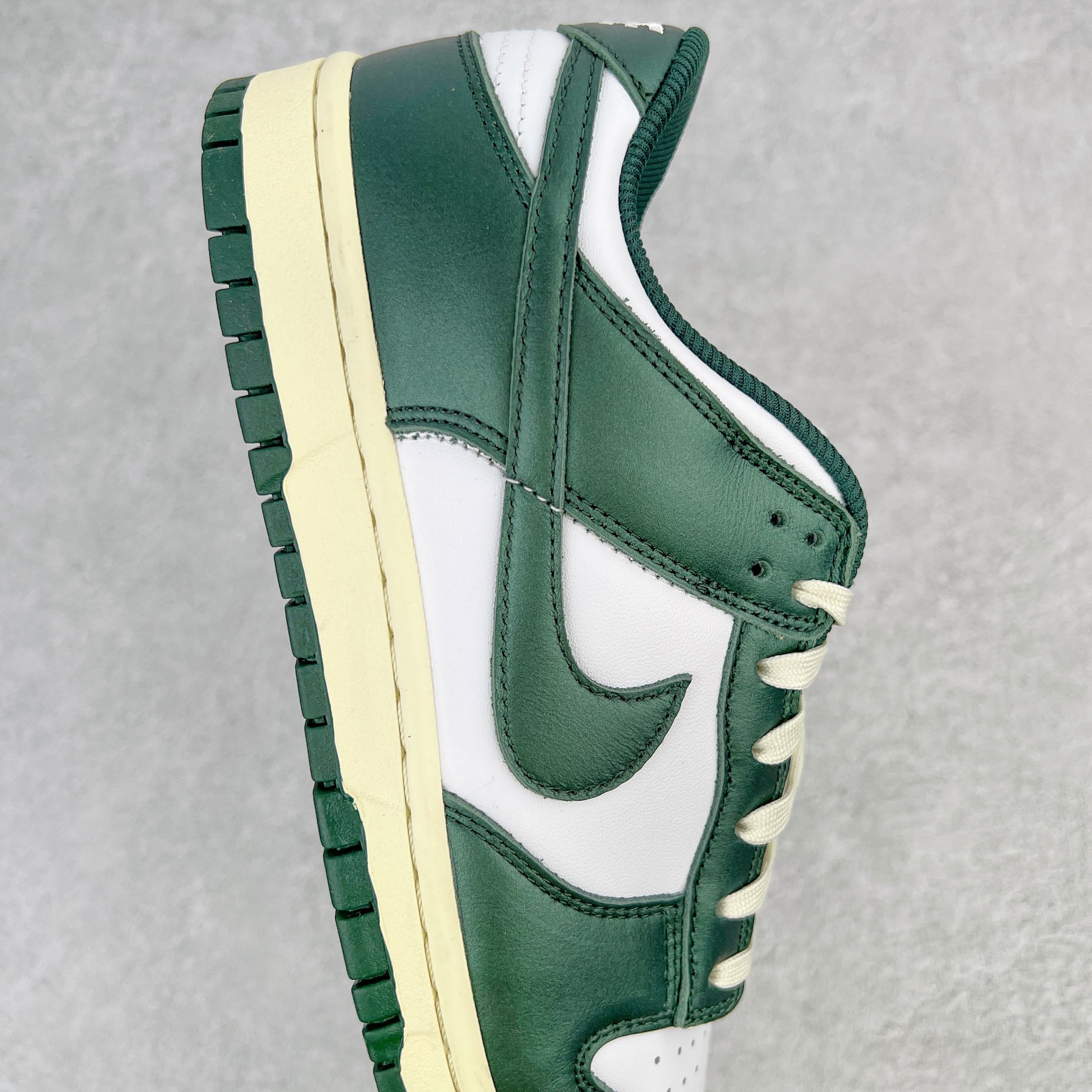 图片[6]-零售💰180 ＃G版福利特价‼NK Dunk Low \”Vintage Green\”白绿做旧 DQ8580-100 毫无疑问市场中端王者 口碑大厂出品 品控大底版型不断改良更新 全套原纸板楦头开发 确保原汁原味 完美呈现DUNK版型 一比一鞋头弧度高度鞋身弧度 此版本只针对中端市场 皮料材质有所更替 其他数据细节工艺流程均保持一致 绝不口嗨 细节品控鞋型随意对比 独家私模官方第六代原厂航空铝磨具打磨大底 鞋头坡度极致还原 无解鞋型 原盒原配 圈内天花板工艺 原厂玻璃冲刀 超高清洁度 全鞋零毛边皮料切割 原厂中底布点胶 中底布拉帮走线遵循公司 SIZE：35.5 36 36.5 37.5 38 38.5 39 40 40.5 41 42 42.5 43 44 44.5 45 46 47.5 编码：by1936080-运动鞋