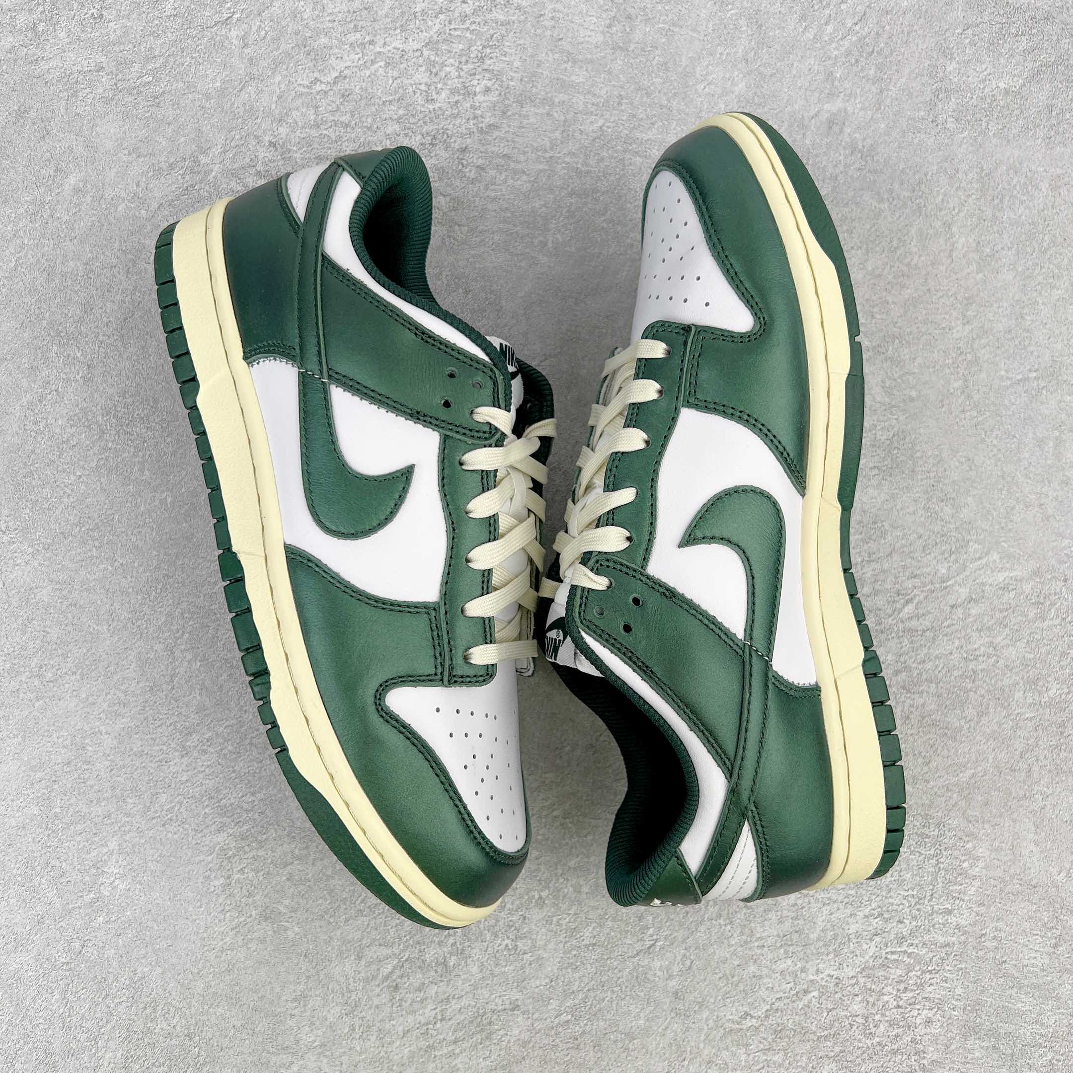 图片[3]-零售💰180 ＃G版福利特价‼NK Dunk Low \”Vintage Green\”白绿做旧 DQ8580-100 毫无疑问市场中端王者 口碑大厂出品 品控大底版型不断改良更新 全套原纸板楦头开发 确保原汁原味 完美呈现DUNK版型 一比一鞋头弧度高度鞋身弧度 此版本只针对中端市场 皮料材质有所更替 其他数据细节工艺流程均保持一致 绝不口嗨 细节品控鞋型随意对比 独家私模官方第六代原厂航空铝磨具打磨大底 鞋头坡度极致还原 无解鞋型 原盒原配 圈内天花板工艺 原厂玻璃冲刀 超高清洁度 全鞋零毛边皮料切割 原厂中底布点胶 中底布拉帮走线遵循公司 SIZE：35.5 36 36.5 37.5 38 38.5 39 40 40.5 41 42 42.5 43 44 44.5 45 46 47.5 编码：by1936080-运动鞋