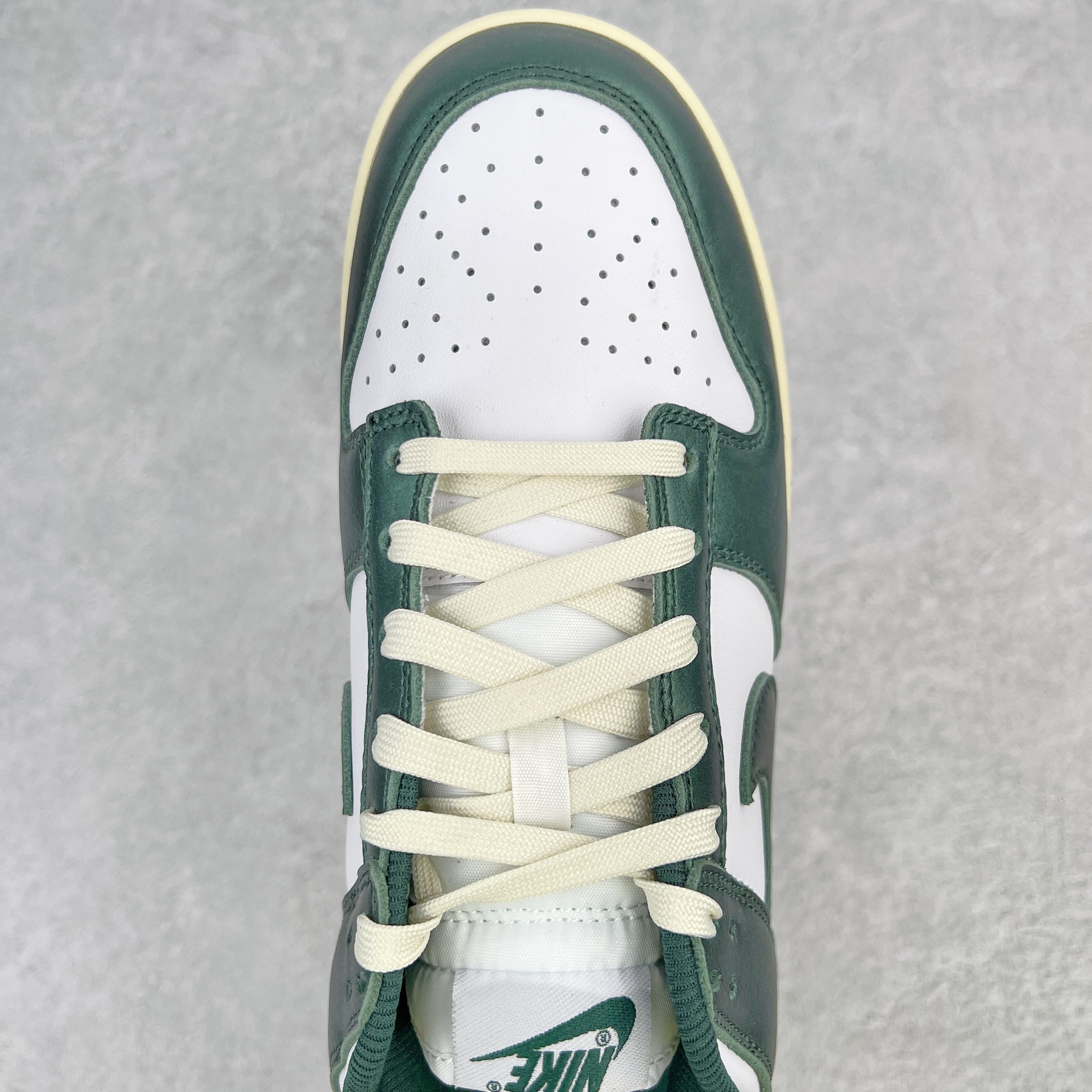 图片[4]-零售💰180 ＃G版福利特价‼NK Dunk Low \”Vintage Green\”白绿做旧 DQ8580-100 毫无疑问市场中端王者 口碑大厂出品 品控大底版型不断改良更新 全套原纸板楦头开发 确保原汁原味 完美呈现DUNK版型 一比一鞋头弧度高度鞋身弧度 此版本只针对中端市场 皮料材质有所更替 其他数据细节工艺流程均保持一致 绝不口嗨 细节品控鞋型随意对比 独家私模官方第六代原厂航空铝磨具打磨大底 鞋头坡度极致还原 无解鞋型 原盒原配 圈内天花板工艺 原厂玻璃冲刀 超高清洁度 全鞋零毛边皮料切割 原厂中底布点胶 中底布拉帮走线遵循公司 SIZE：35.5 36 36.5 37.5 38 38.5 39 40 40.5 41 42 42.5 43 44 44.5 45 46 47.5 编码：by1936080-运动鞋