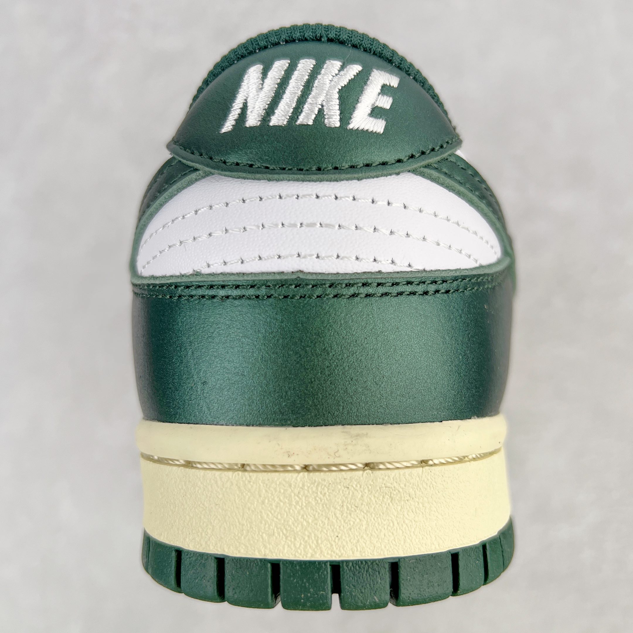 图片[8]-零售💰180 ＃G版福利特价‼NK Dunk Low \”Vintage Green\”白绿做旧 DQ8580-100 毫无疑问市场中端王者 口碑大厂出品 品控大底版型不断改良更新 全套原纸板楦头开发 确保原汁原味 完美呈现DUNK版型 一比一鞋头弧度高度鞋身弧度 此版本只针对中端市场 皮料材质有所更替 其他数据细节工艺流程均保持一致 绝不口嗨 细节品控鞋型随意对比 独家私模官方第六代原厂航空铝磨具打磨大底 鞋头坡度极致还原 无解鞋型 原盒原配 圈内天花板工艺 原厂玻璃冲刀 超高清洁度 全鞋零毛边皮料切割 原厂中底布点胶 中底布拉帮走线遵循公司 SIZE：35.5 36 36.5 37.5 38 38.5 39 40 40.5 41 42 42.5 43 44 44.5 45 46 47.5 编码：by1936080-运动鞋