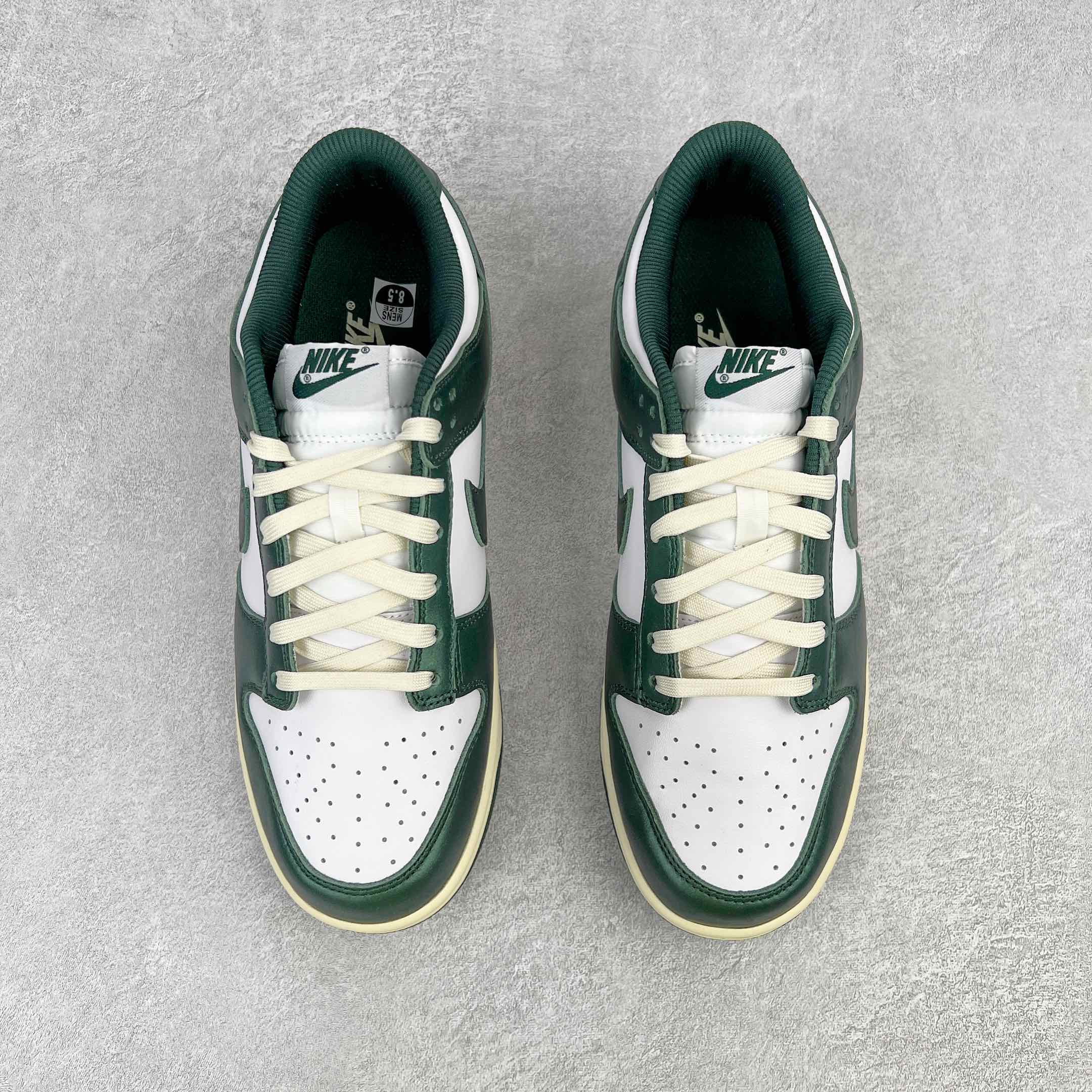 图片[2]-零售💰180 ＃G版福利特价‼NK Dunk Low \”Vintage Green\”白绿做旧 DQ8580-100 毫无疑问市场中端王者 口碑大厂出品 品控大底版型不断改良更新 全套原纸板楦头开发 确保原汁原味 完美呈现DUNK版型 一比一鞋头弧度高度鞋身弧度 此版本只针对中端市场 皮料材质有所更替 其他数据细节工艺流程均保持一致 绝不口嗨 细节品控鞋型随意对比 独家私模官方第六代原厂航空铝磨具打磨大底 鞋头坡度极致还原 无解鞋型 原盒原配 圈内天花板工艺 原厂玻璃冲刀 超高清洁度 全鞋零毛边皮料切割 原厂中底布点胶 中底布拉帮走线遵循公司 SIZE：35.5 36 36.5 37.5 38 38.5 39 40 40.5 41 42 42.5 43 44 44.5 45 46 47.5 编码：by1936080-运动鞋