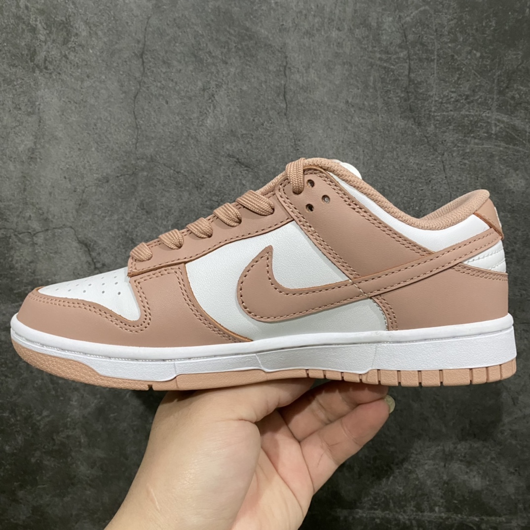 图片[2]-PK版本Dunk Low \”Rose Whisper\” 玫瑰粉 复古休闲板鞋  DD1503-118  顶级纯原 全新改版 强势开闸  独家原版原盒开模打造  原厂织唛标 一致匹配原版  原楦原纸板开发 匹配原版98%以上  后跟垫棉独家呈现 后跟反口里弧度正确  全新后跟电绣 电绣针数与正品一致  原厂皮料 质感无敌   皮料切割干净 无任何毛边 清洁度细节完美  尺码：36 36.5 37.5 38 38.5 39 40 40.5 41 42 42.5 43 44 44.5 45 46 47.5-选品中心