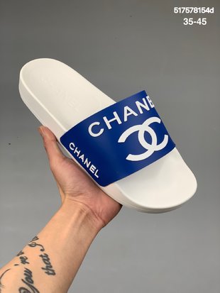 
众多明星网红上脚，2021春夏新款Chanel/香奈儿Bi-color Plain Logo Sandals女神款菱格双纹一字平跟小香风凉拖鞋。尺码：35-45
编码：517578154d