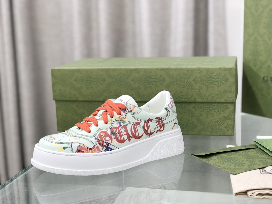 Gucci Sandals and Sneakers: Retro Fun with Modern Design Elements - 图片 3