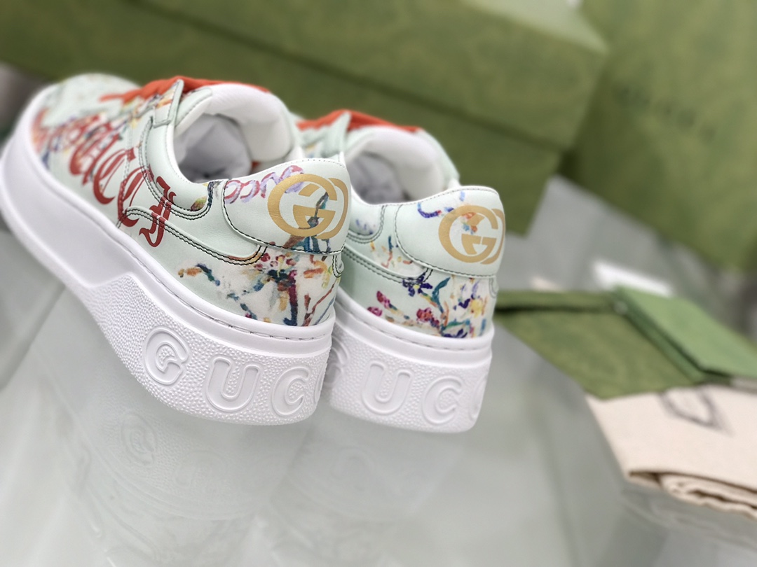 Gucci Sandals and Sneakers: Retro Fun with Modern Design Elements - 图片 7