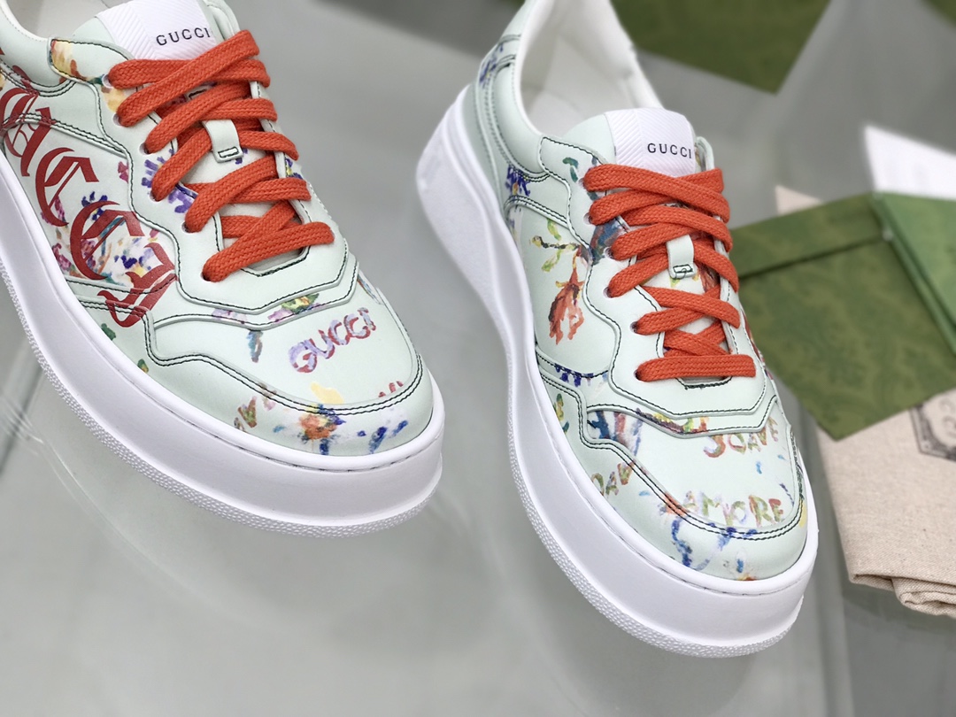 Gucci Sandals and Sneakers: Retro Fun with Modern Design Elements - 图片 4