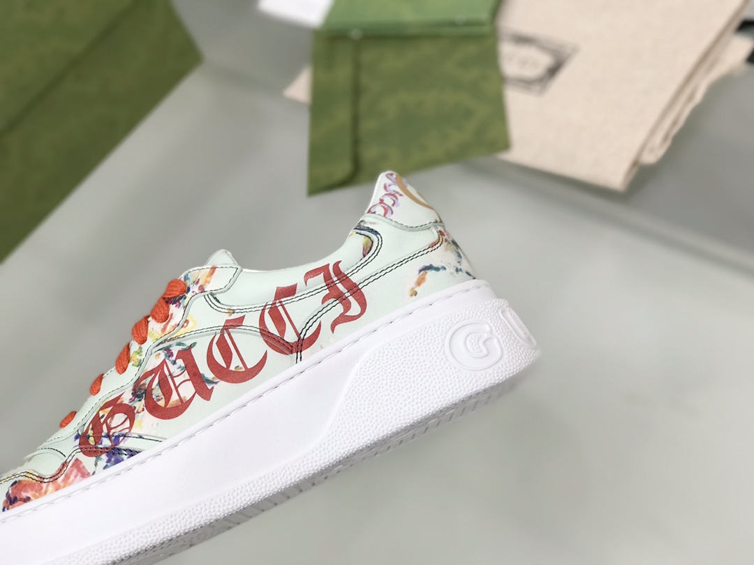 Gucci Sandals and Sneakers: Retro Fun with Modern Design Elements - 图片 8