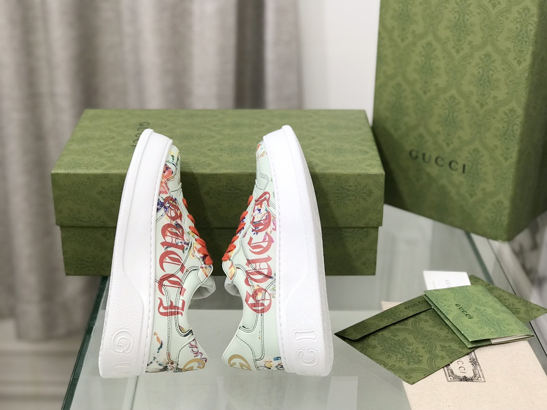 Gucci Sandals and Sneakers: Retro Fun with Modern Design Elements - 图片 2