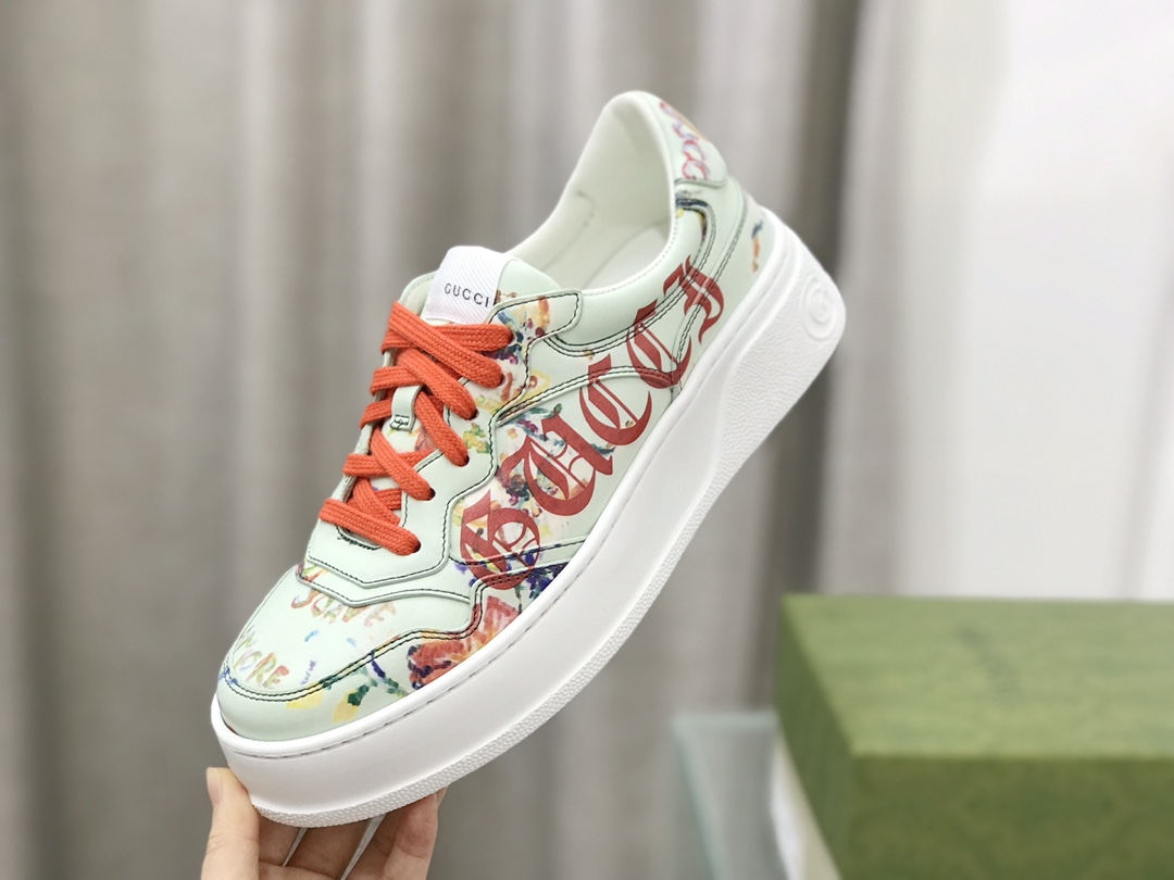 Gucci Sandals and Sneakers: Retro Fun with Modern Design Elements - 图片 6