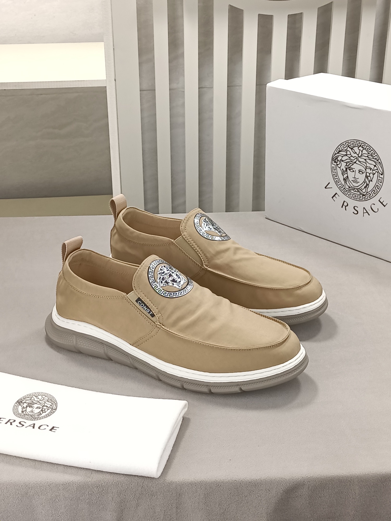 I5 范思哲完美做工欢迎对比🆚官网套脚懒人布鞋，鞋面采用精美布料➕猪皮鞋垫 ，完美造型顶级品质🙈超轻橡胶防滑耐磨大底👣38-44