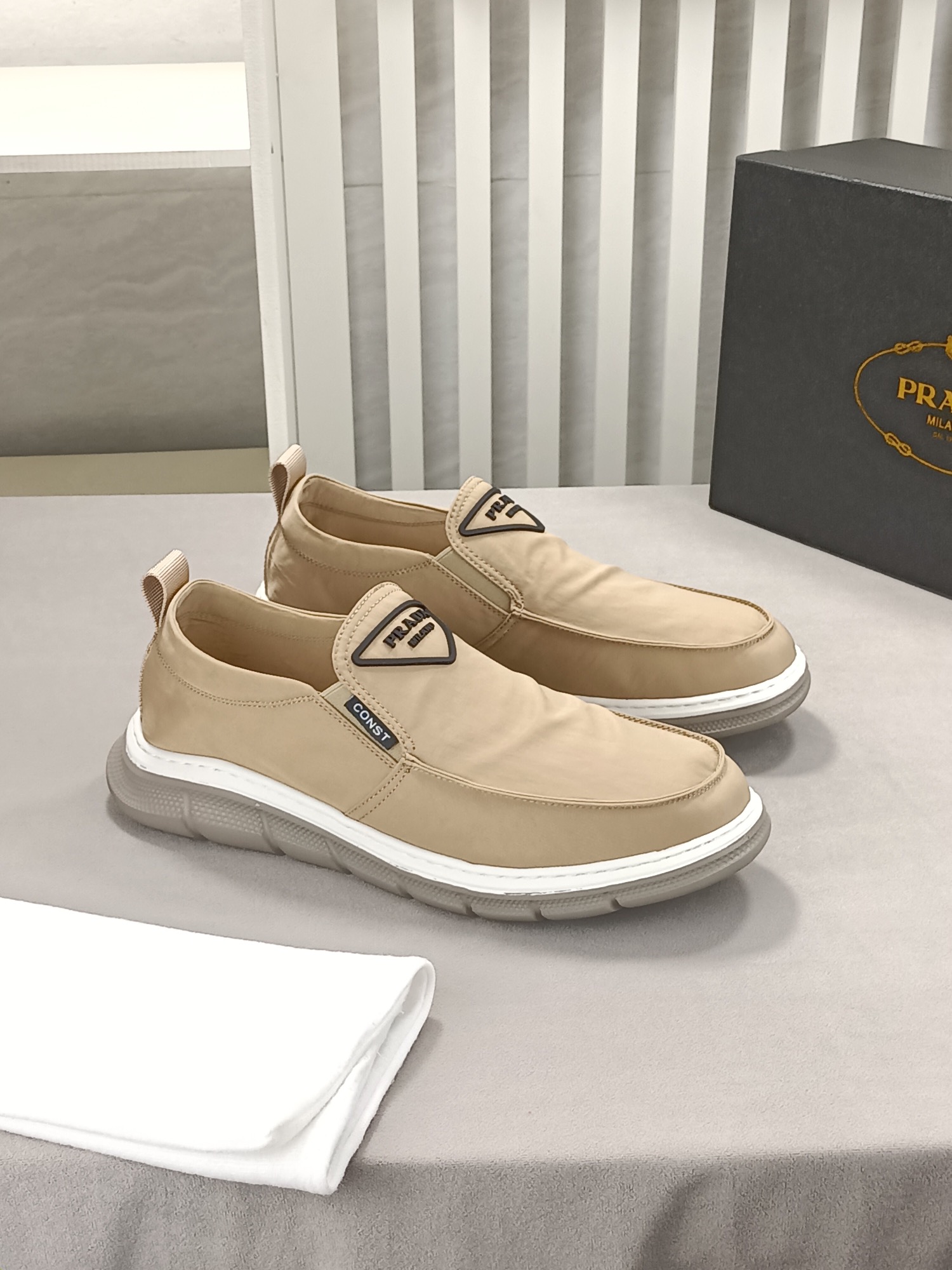 I5 普拉达完美做工欢迎对比🆚官网套脚懒人布鞋，鞋面采用精美布料➕猪皮鞋垫 ，完美造型顶级品质🙈超轻橡胶防滑耐磨大底👣38-44