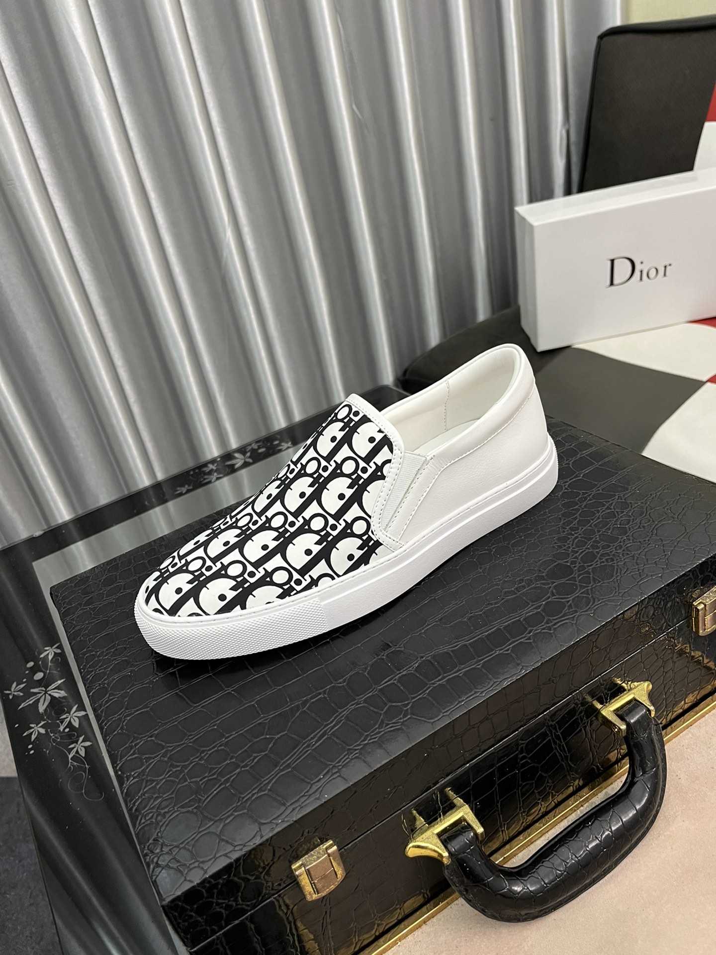 I0  迪奥 Christan Dior迪奥爆款 专柜男士~一脚蹬系列面料电绣工艺，鞋面透气 舒适透气，上脚轻便 ✅奢华尊贵!男神必备~超爆款 码：38-442⃣️色可选