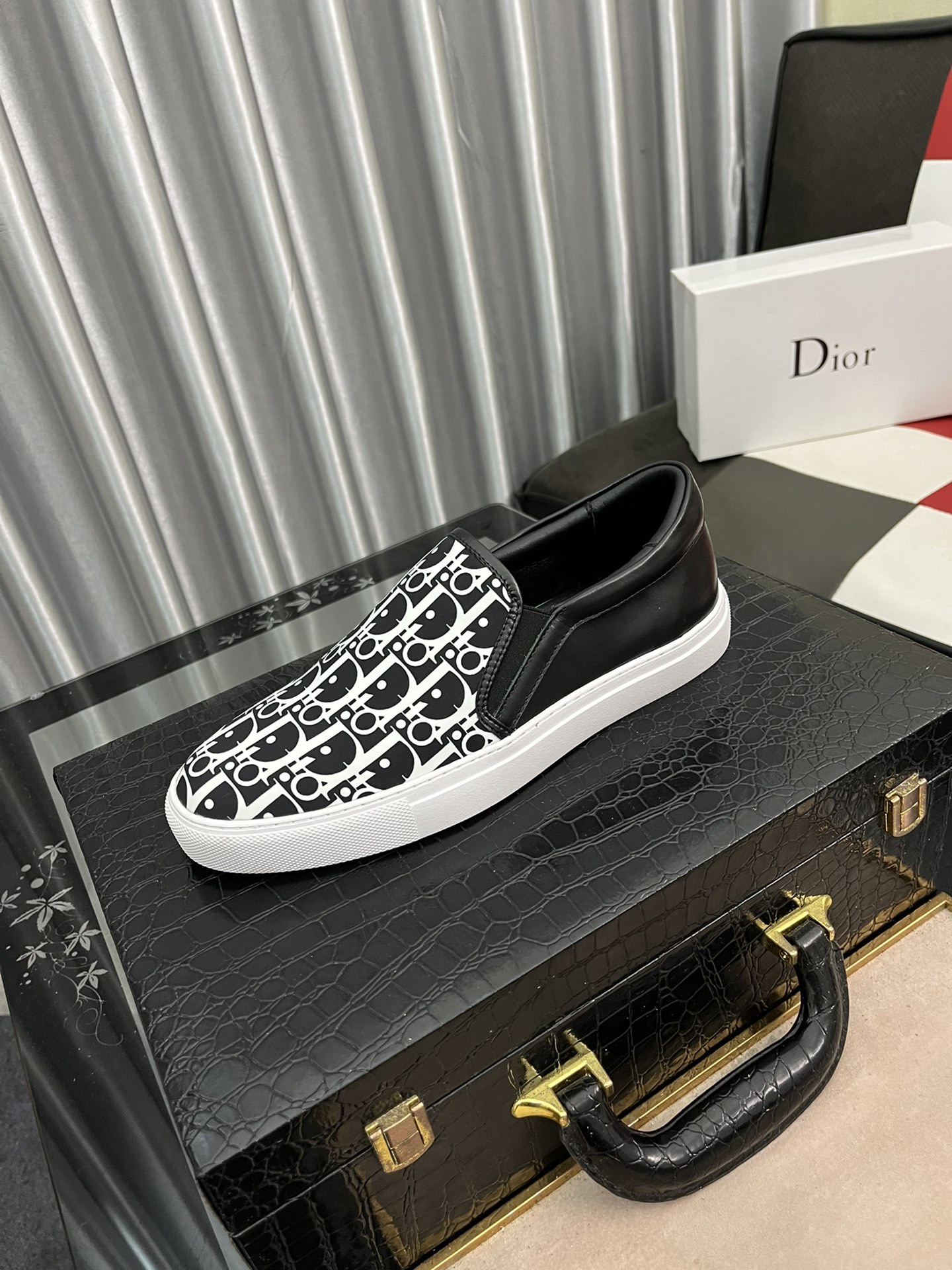 I0  迪奥 Christan Dior迪奥爆款 专柜男士~一脚蹬系列面料电绣工艺，鞋面透气 舒适透气，上脚轻便 ✅奢华尊贵!男神必备~超爆款 码：38-442⃣️色可选